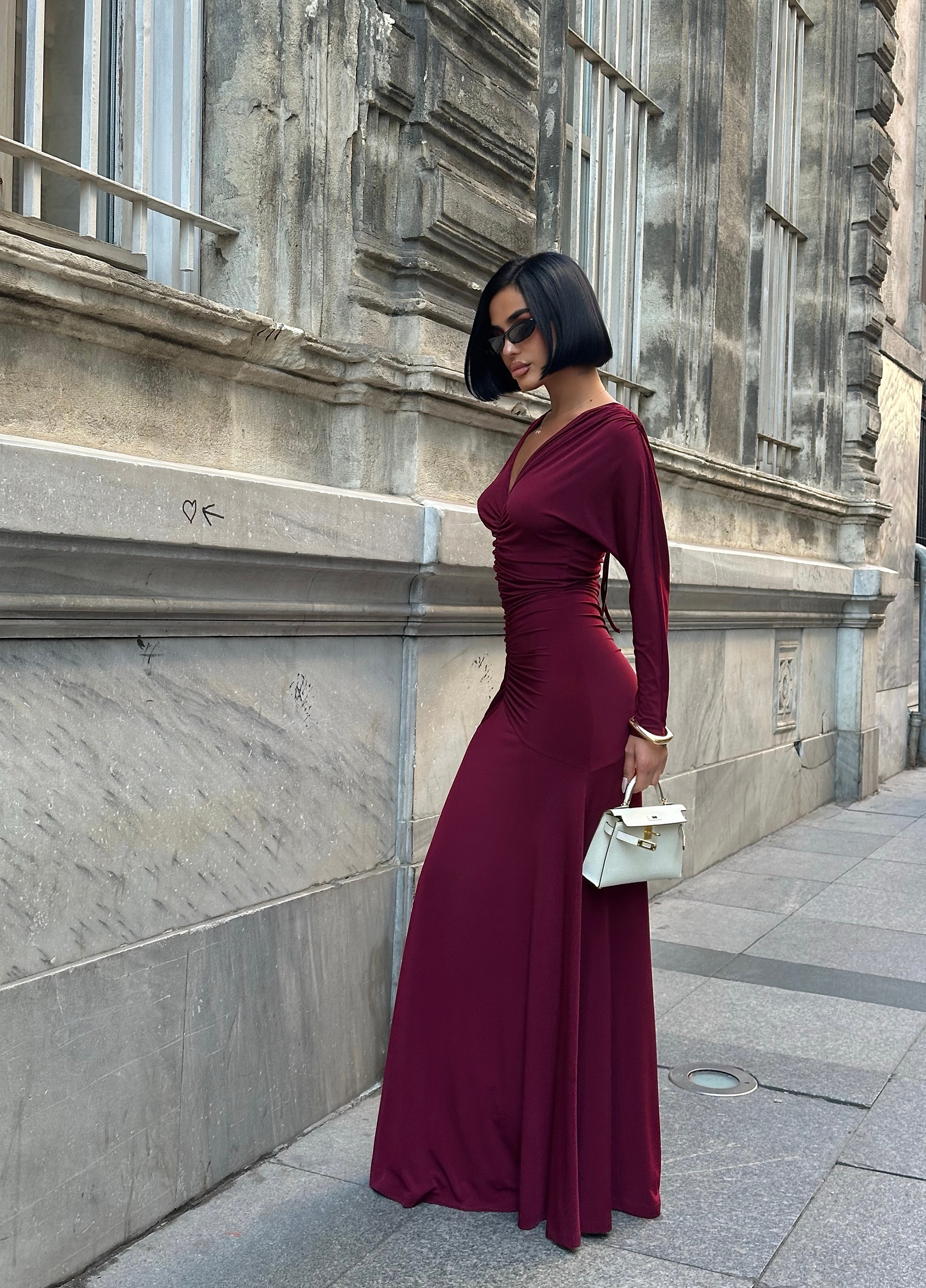 DÜŞÜK OMUZ YARASA KOL DETAYLI BÜZGÜLÜ ELBİSE