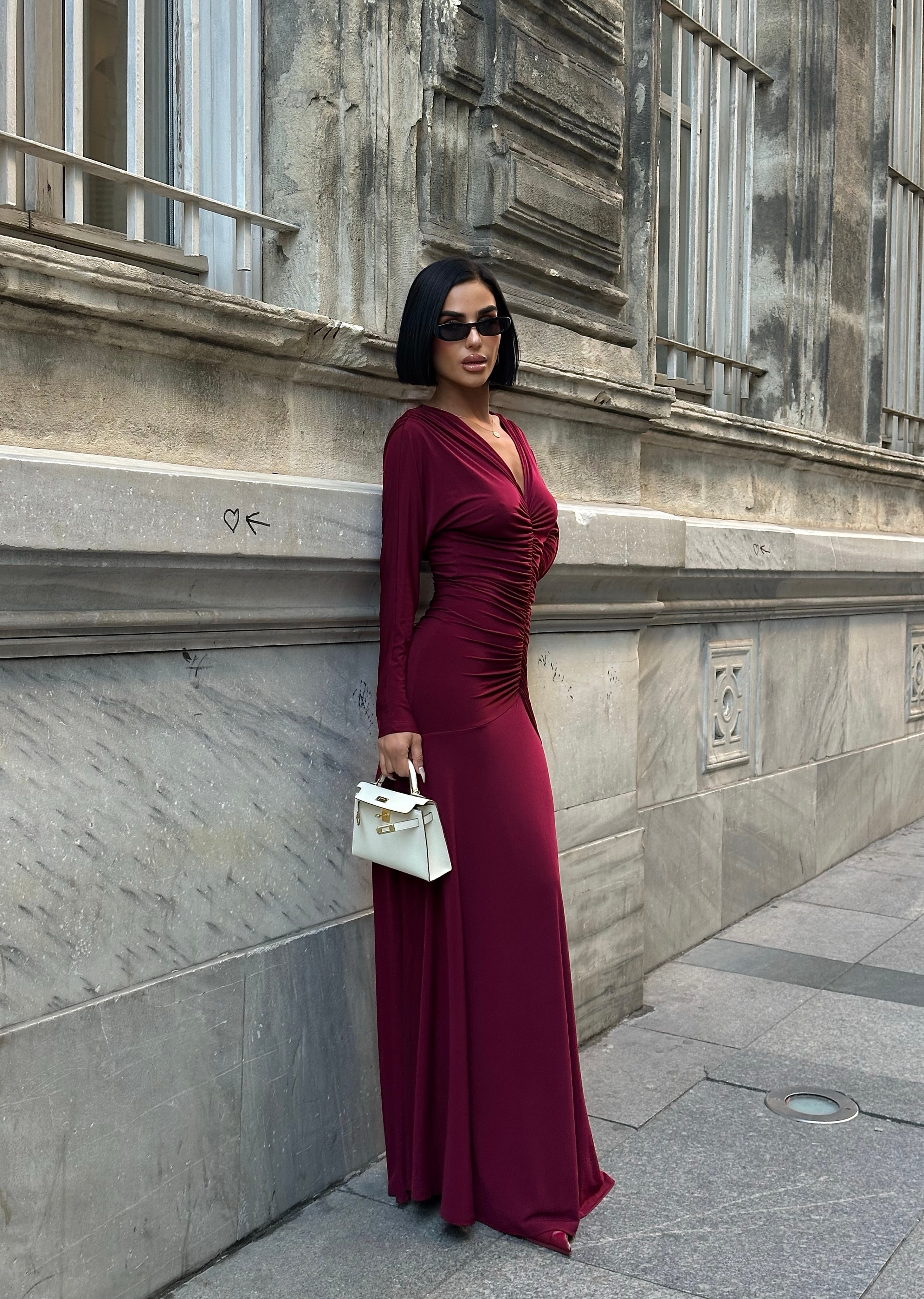 DÜŞÜK OMUZ YARASA KOL DETAYLI BÜZGÜLÜ ELBİSE