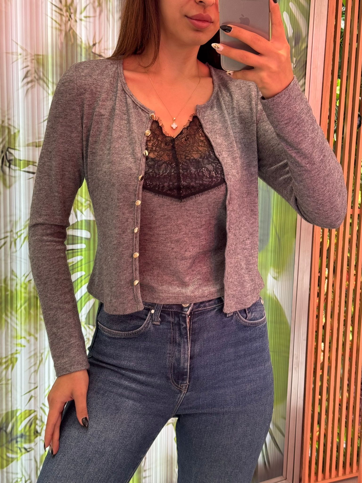 DANTEL ASKILI ATLET - KAVİS YAKA DÜĞMELİ BLUZ