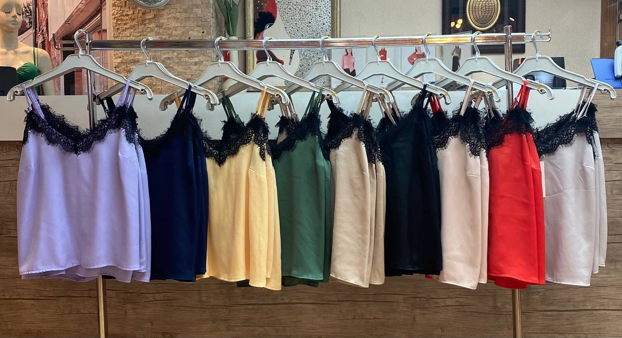 İP ASKILI YAKA DANTELLİ BLUZ