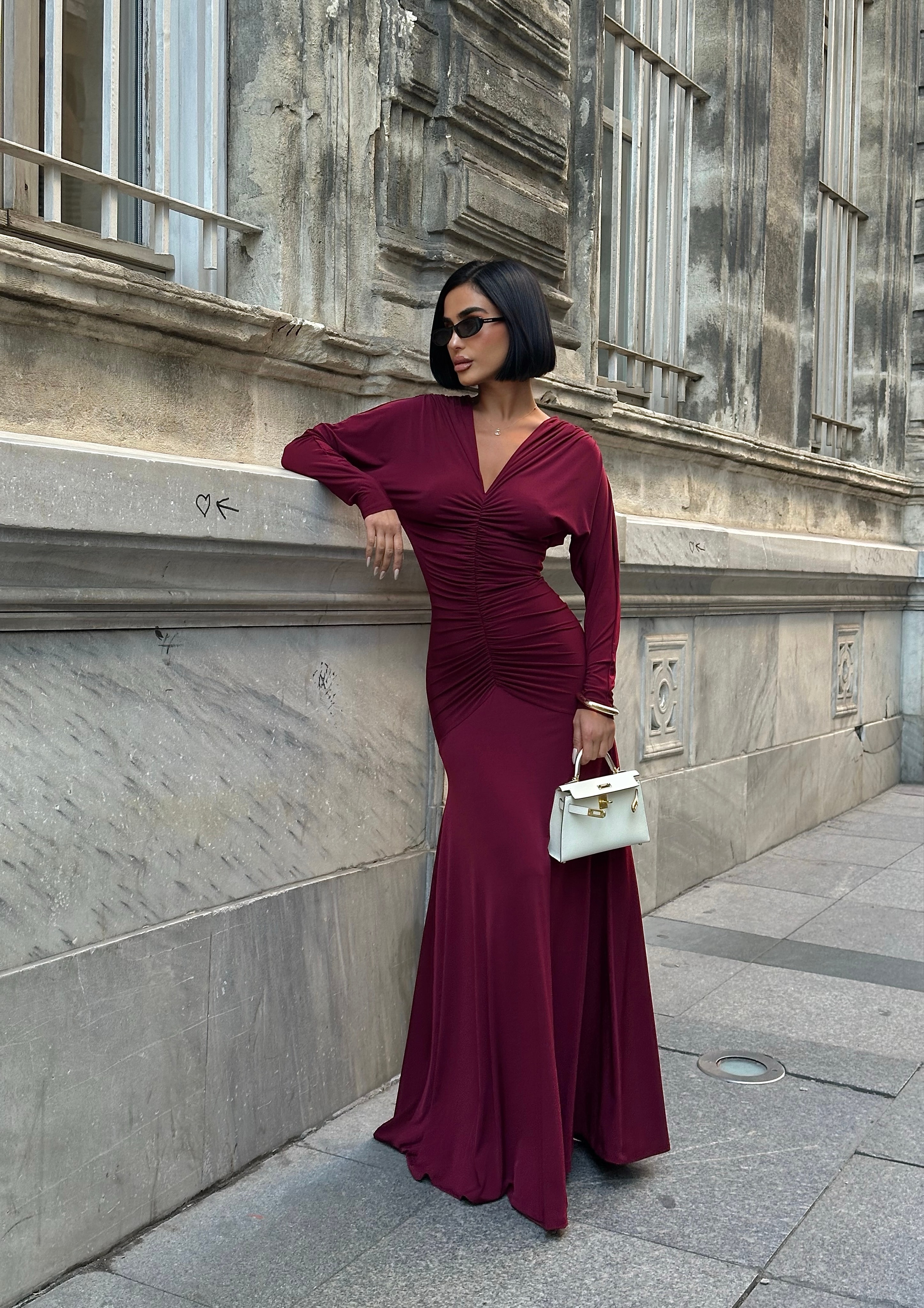 DÜŞÜK OMUZ YARASA KOL DETAYLI BÜZGÜLÜ ELBİSE