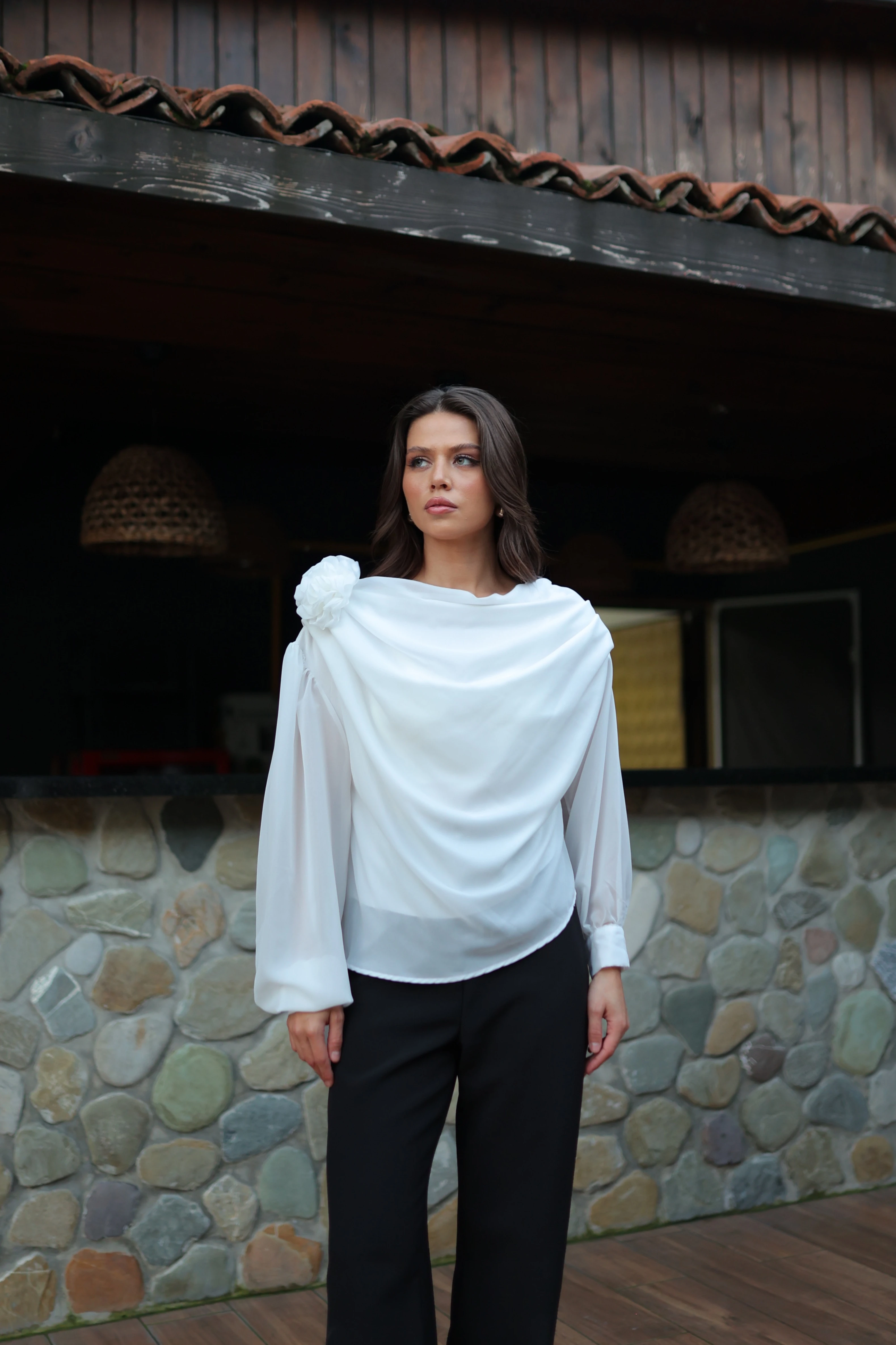 OMUZ GÜL DETAYLI BLUZ