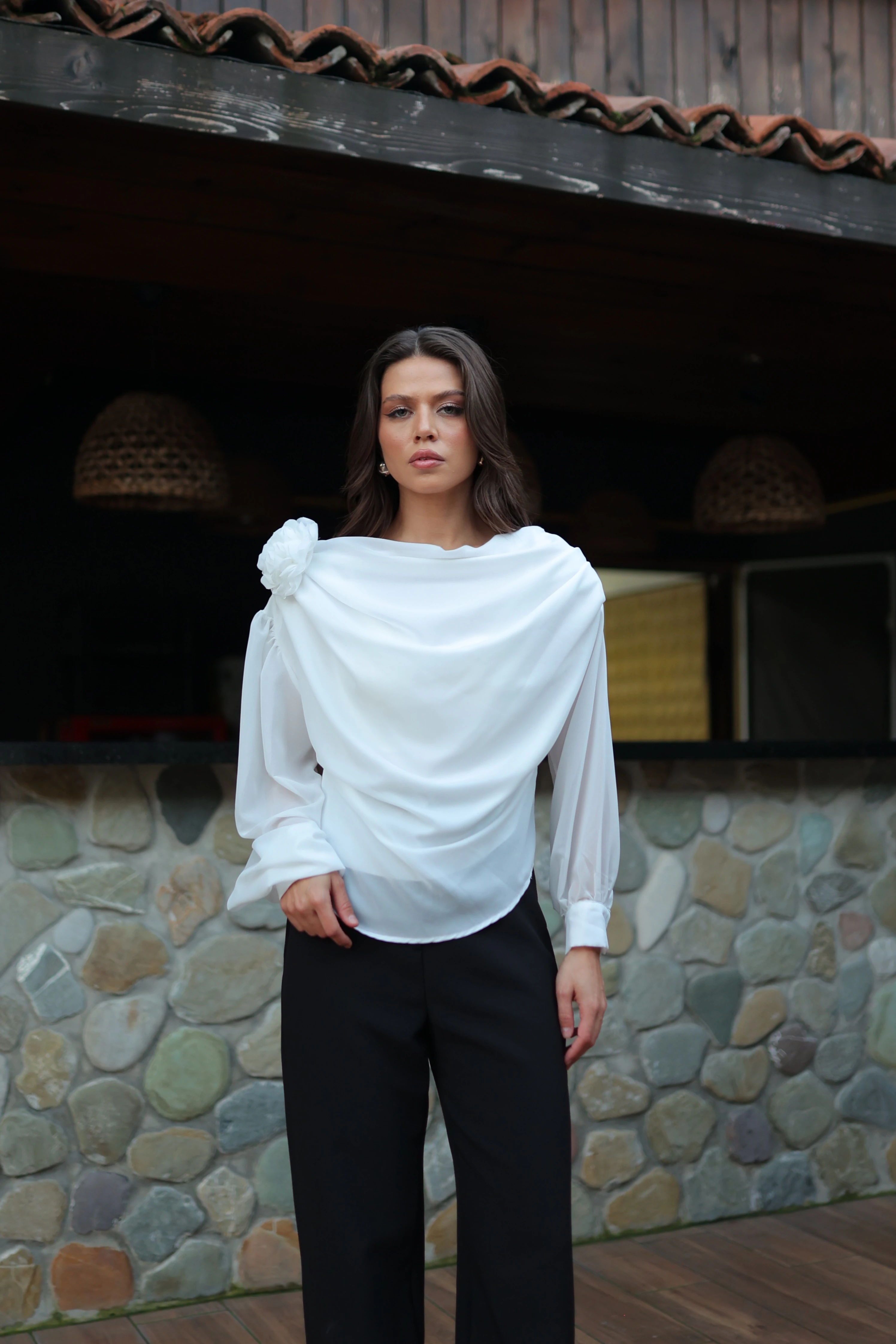 OMUZ GÜL DETAYLI BLUZ