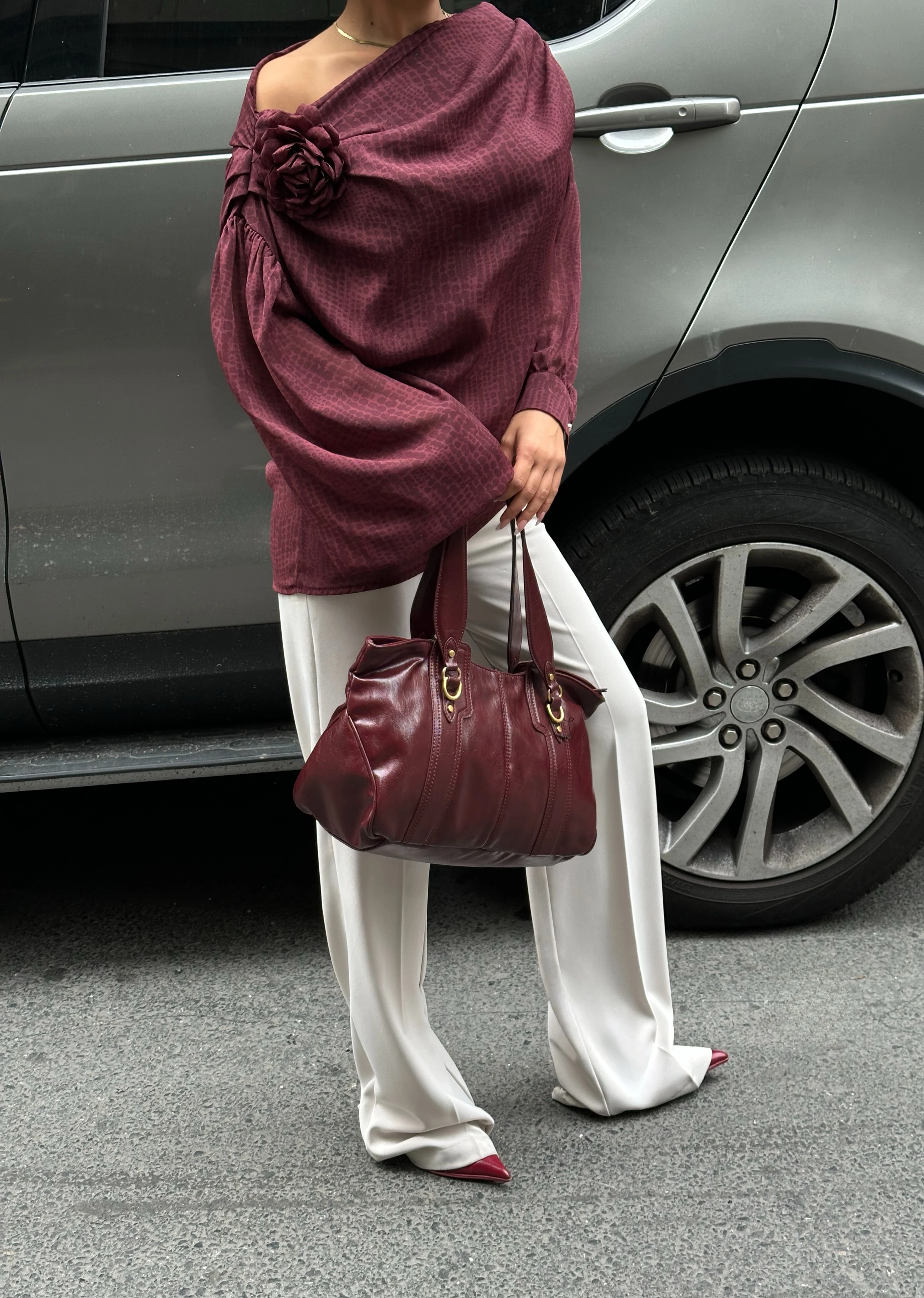 DÜŞÜK KOL OMUZ PİLELİ DETAYLI UZUN KOL BLUZ