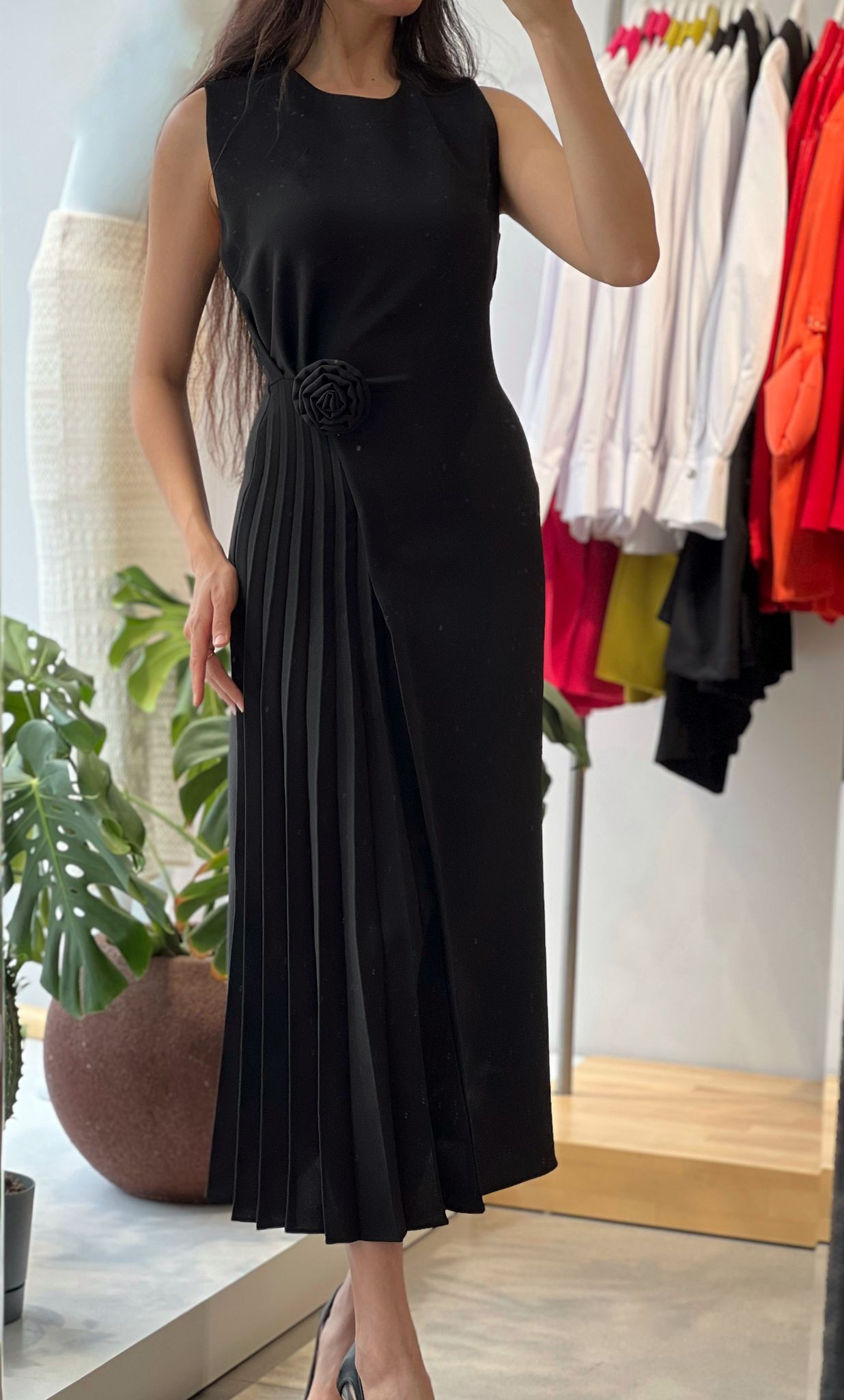 PİLİSELİ GÜL DETAYLI ELBİSE
