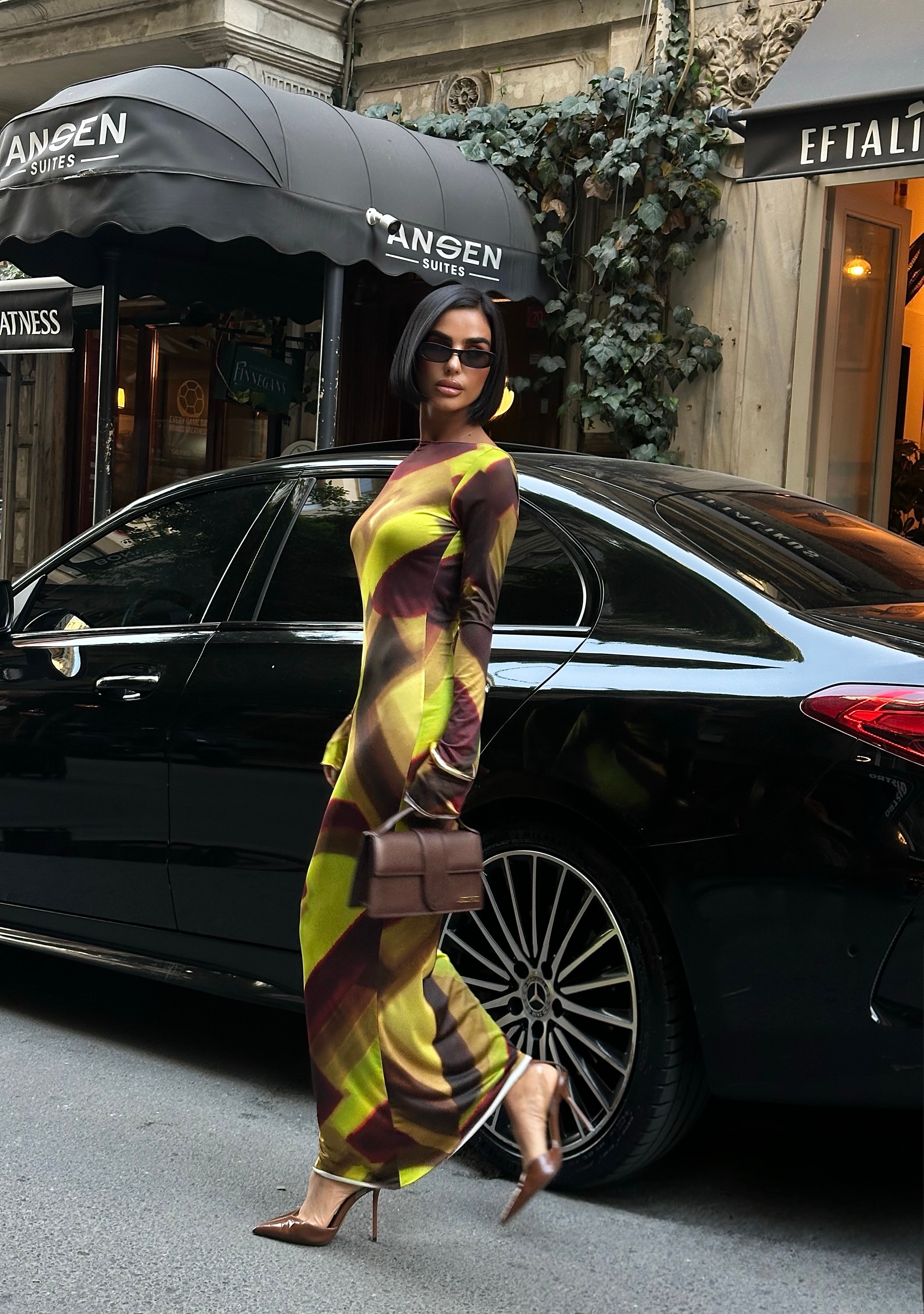 DEKOLTE SIRT DESENLİ UZUN ELBİSE