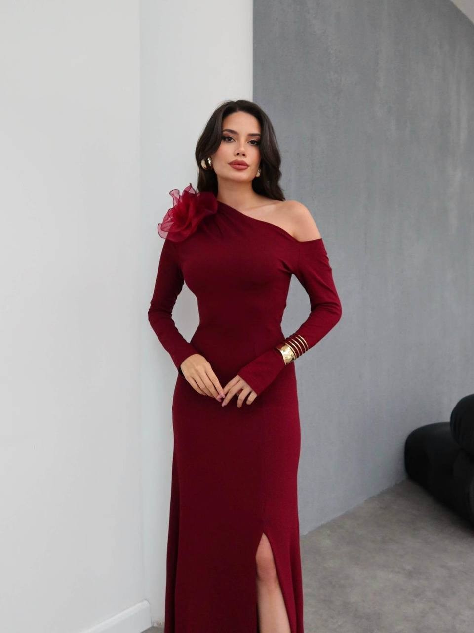 OMUZ DÜŞÜK DETAYLI YIRTMAÇLI ELBİSE