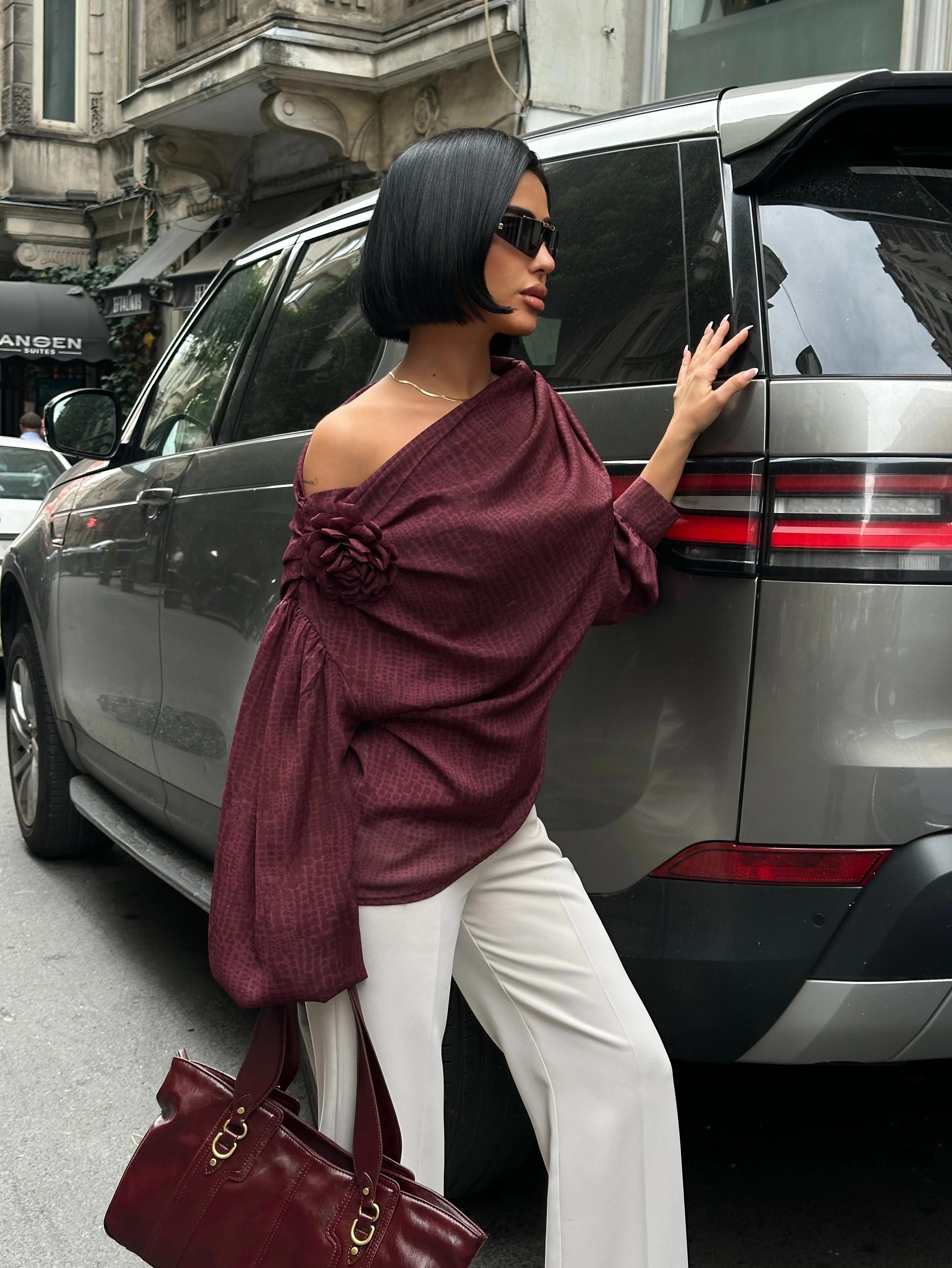 DÜŞÜK KOL OMUZ PİLELİ DETAYLI UZUN KOL BLUZ