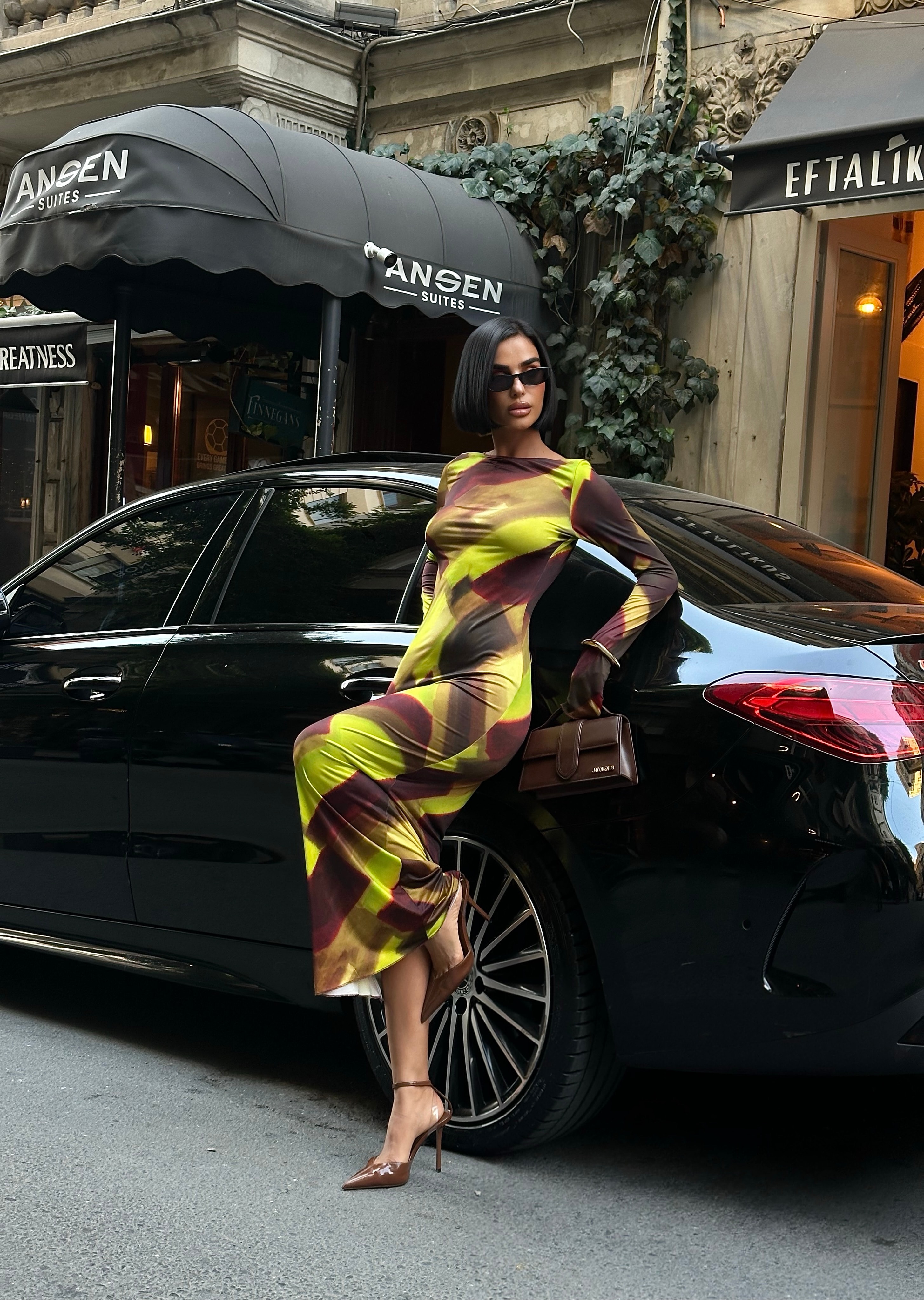 DEKOLTE SIRT DESENLİ UZUN ELBİSE