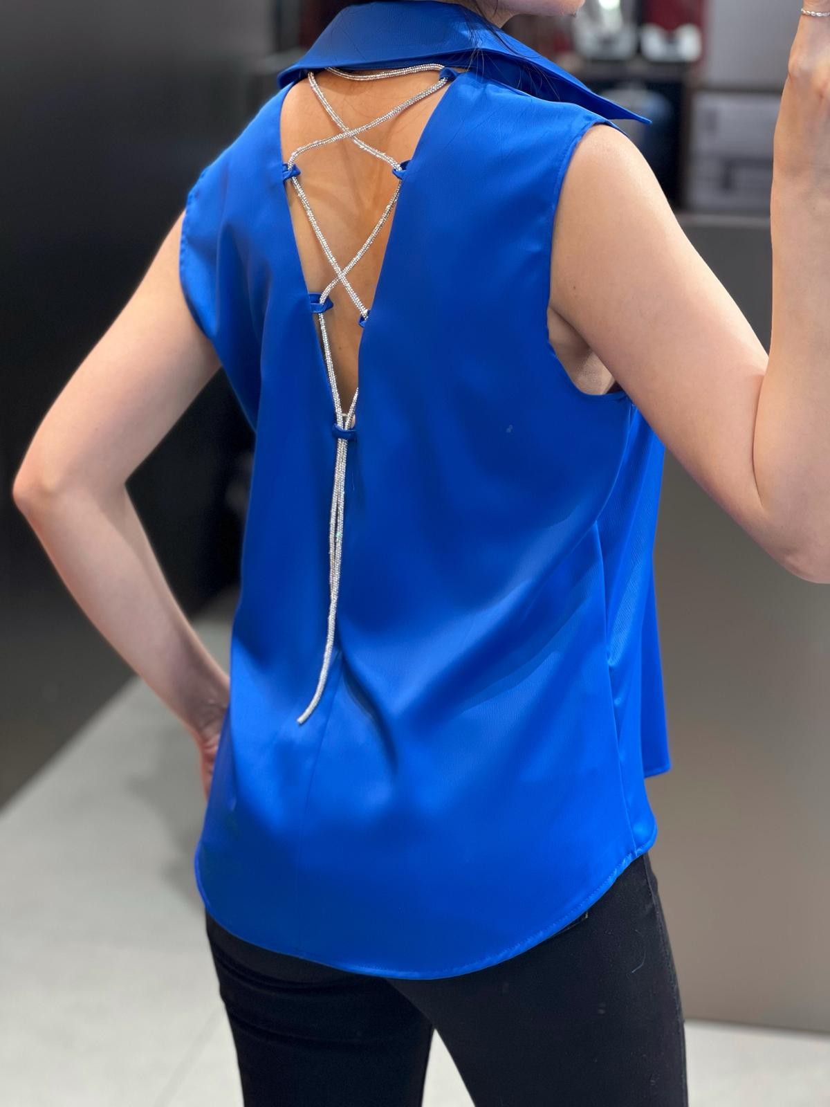 SIRT TAŞLI ŞERİT DETAYLI BLUZ