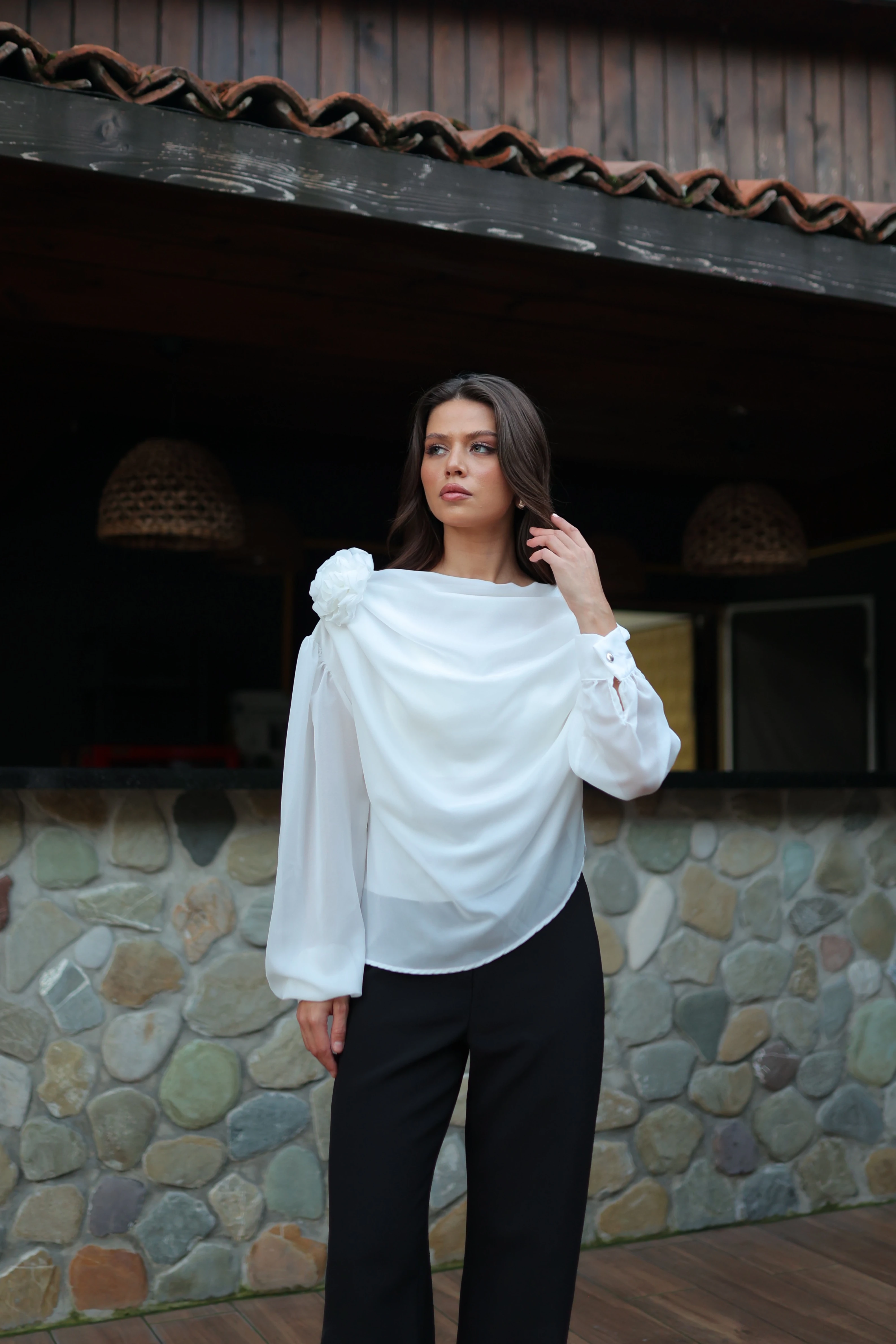 OMUZ GÜL DETAYLI BLUZ