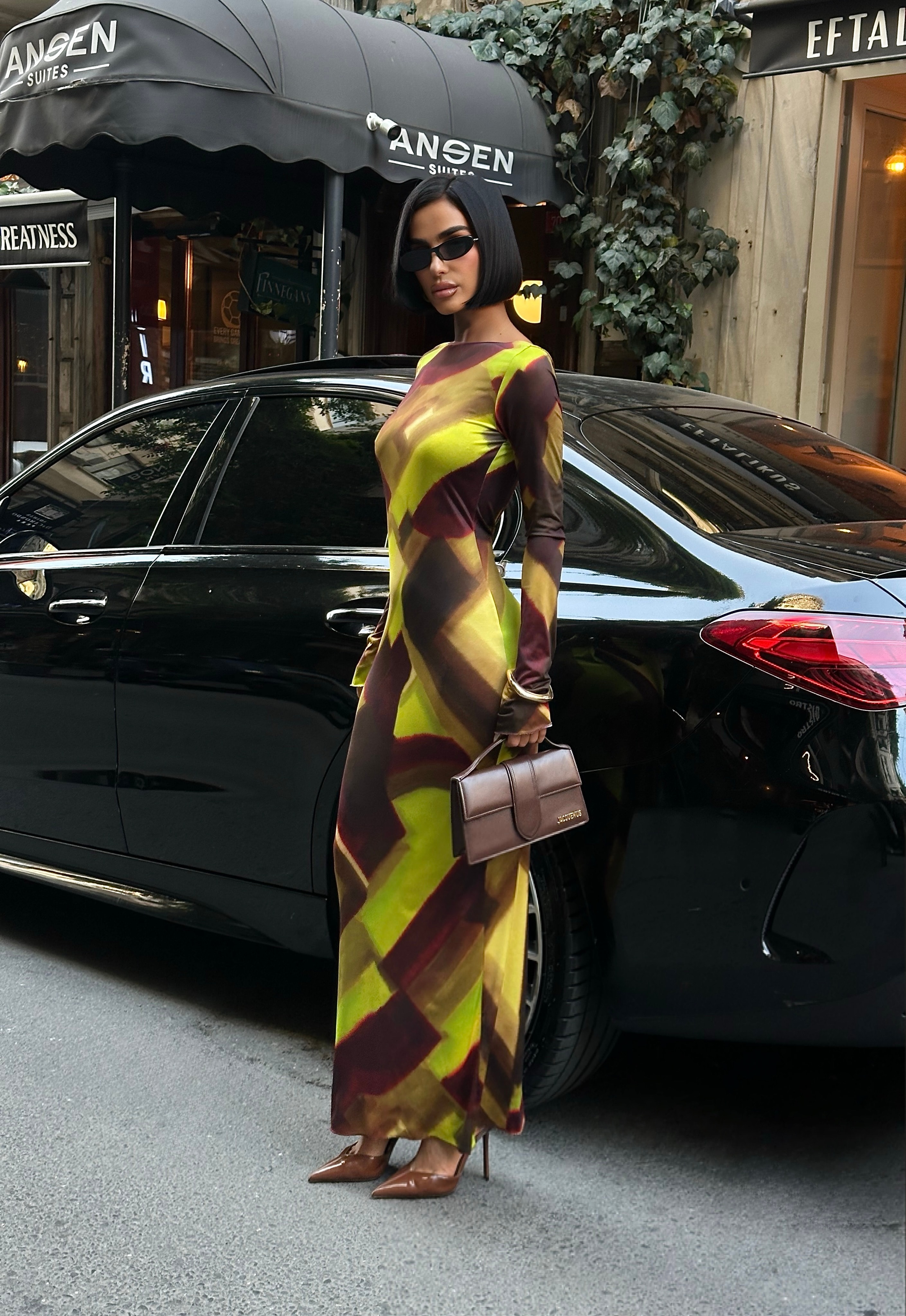 DEKOLTE SIRT DESENLİ UZUN ELBİSE