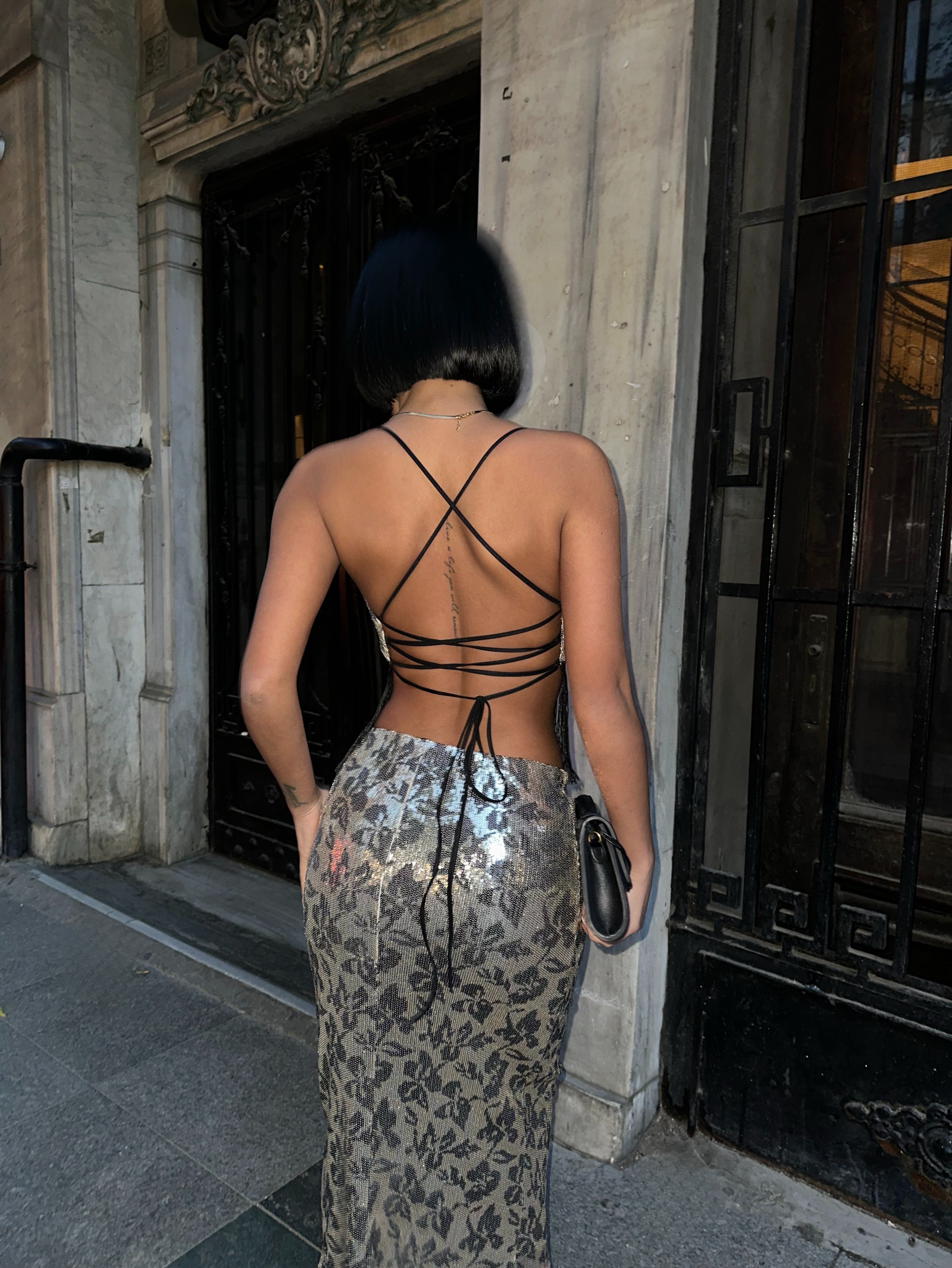 BÜZGÜLÜ YAN GÜNEŞLİ TOKA ELBİSE - BEL LASTİK PUL PAYET ETEK