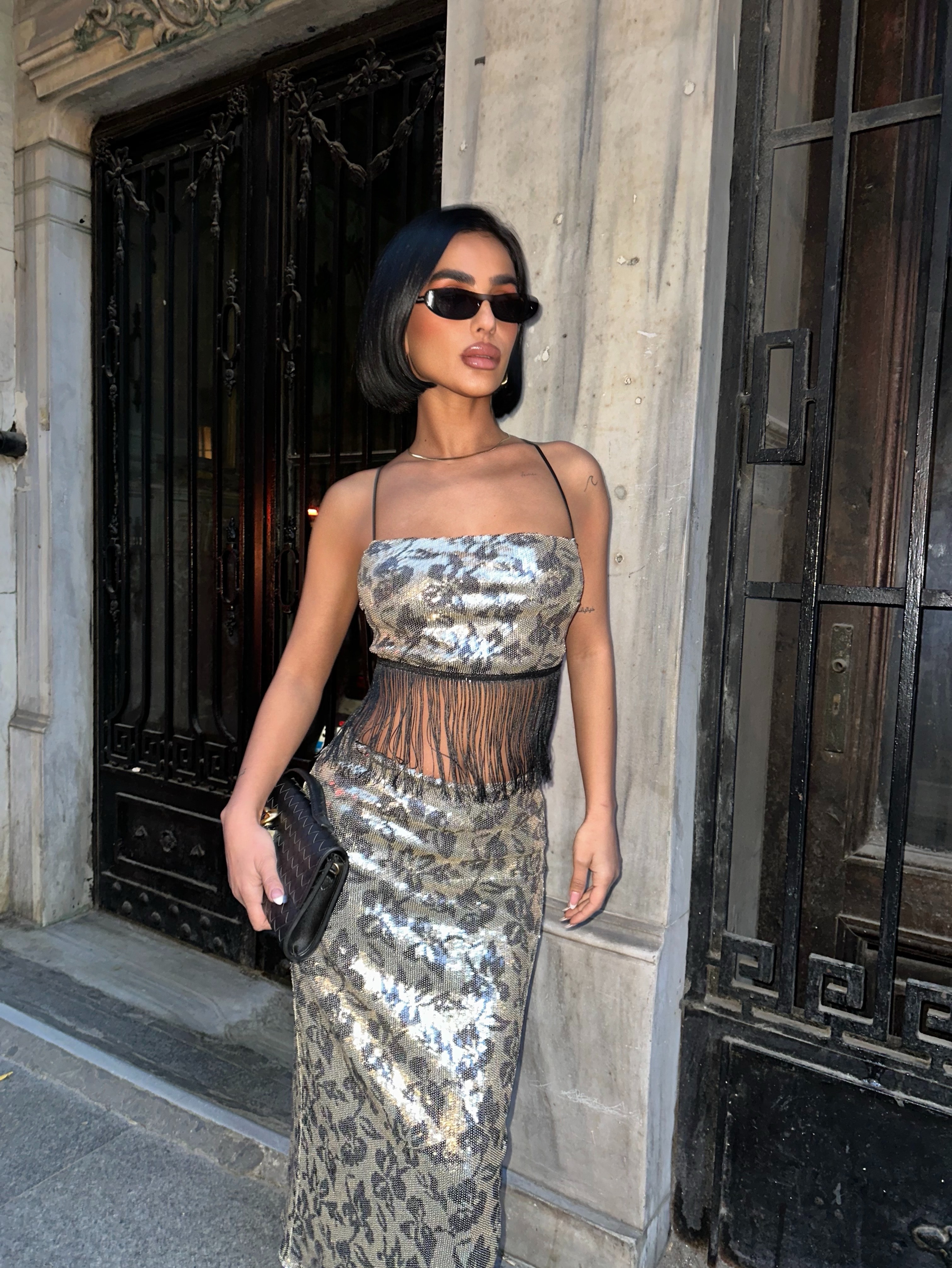 BÜZGÜLÜ YAN GÜNEŞLİ TOKA ELBİSE - BEL LASTİK PUL PAYET ETEK