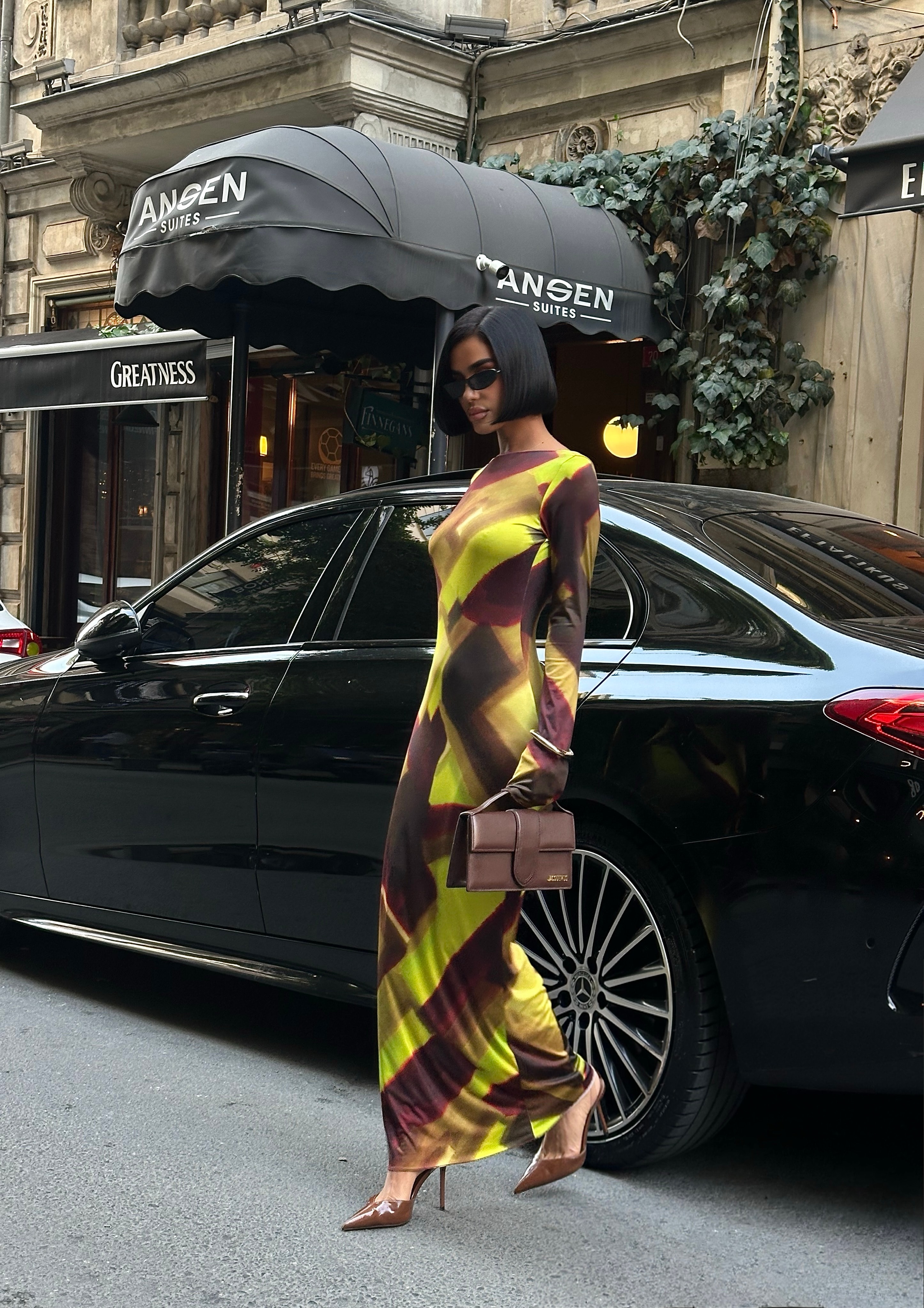 DEKOLTE SIRT DESENLİ UZUN ELBİSE