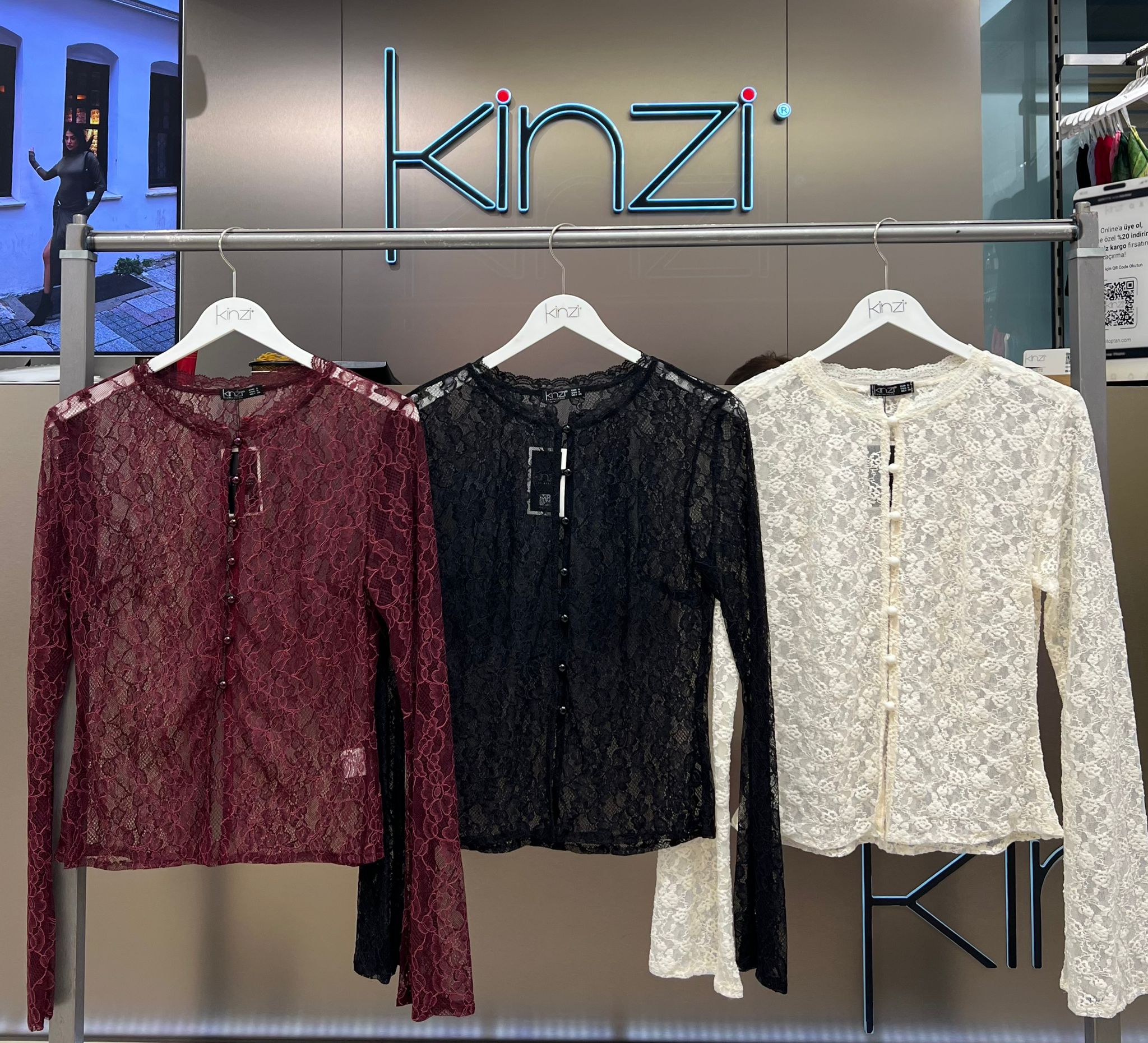 ŞERİTLİ DANTEL YAKA DETAYLI BLUZ