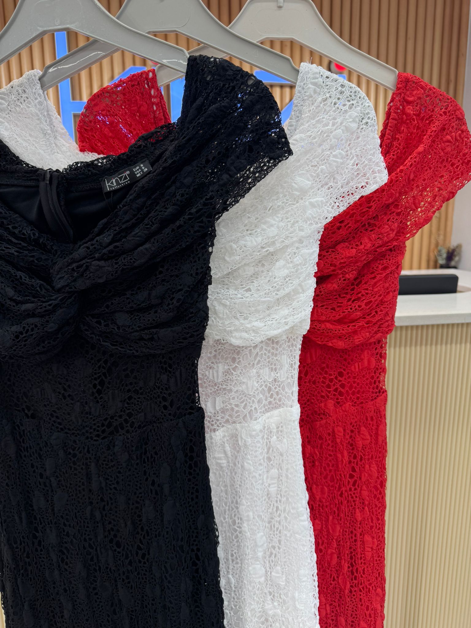 DÜĞÜMLÜ KAYIK YAKA DETAYLI DANTEL ELBİSE