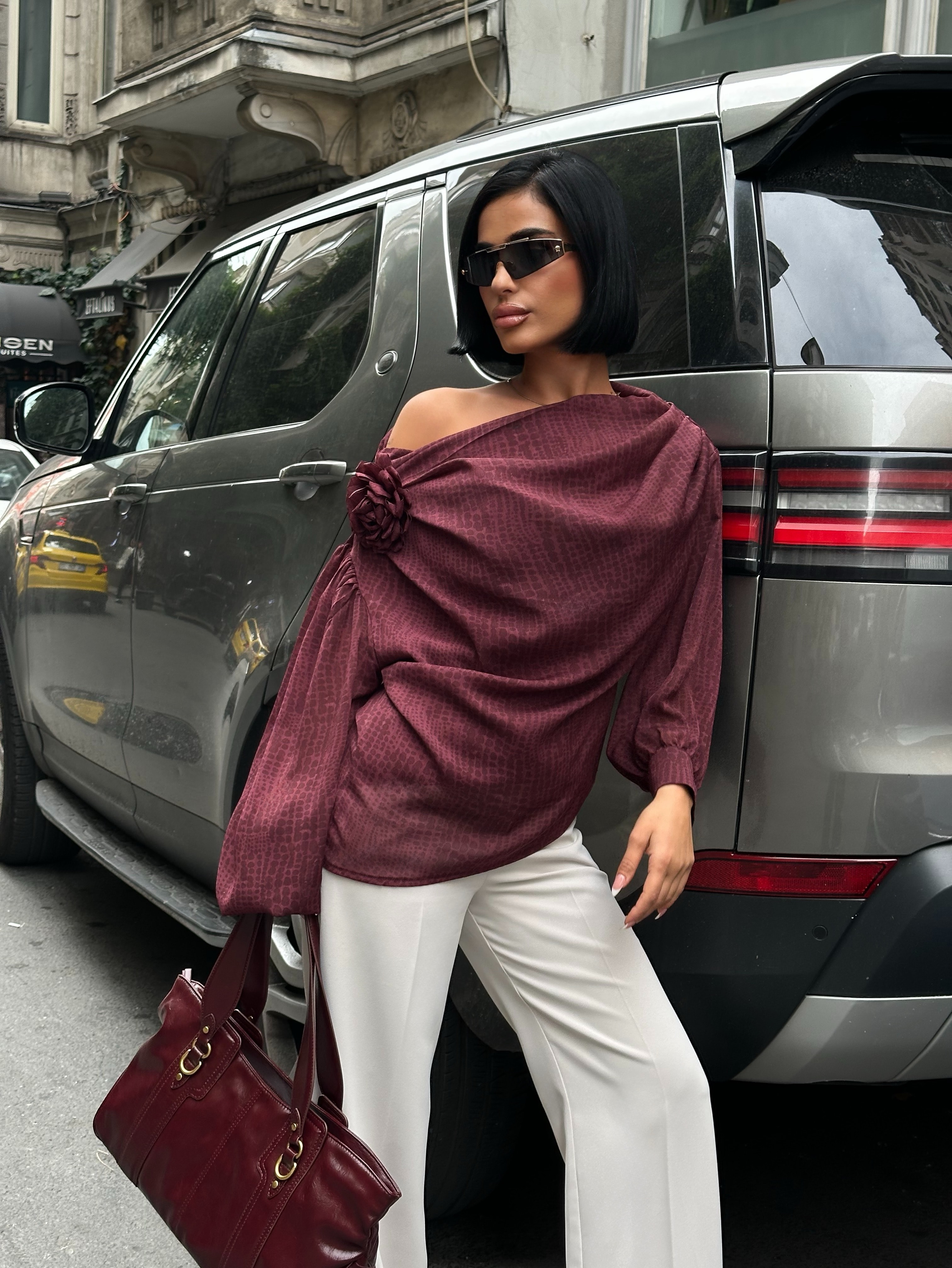 DÜŞÜK KOL OMUZ PİLELİ DETAYLI UZUN KOL BLUZ