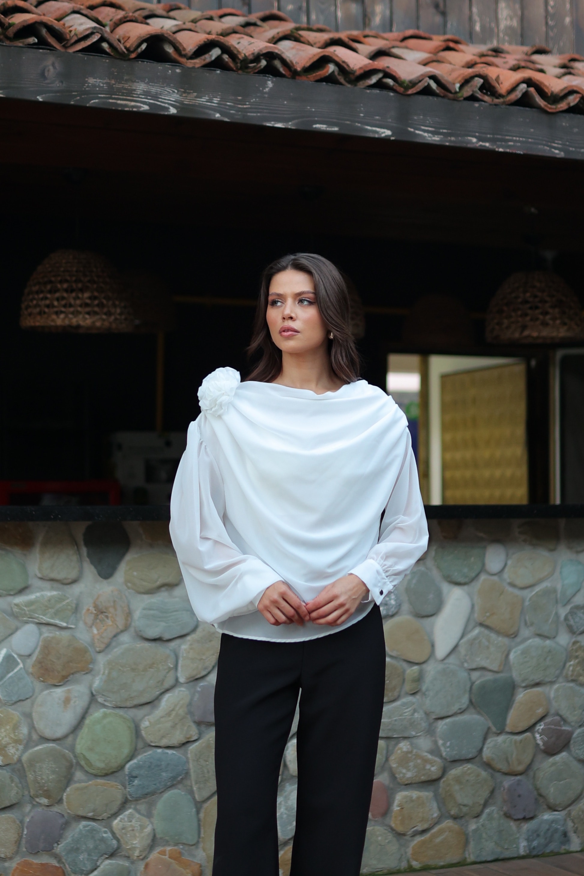 OMUZ GÜL DETAYLI BLUZ