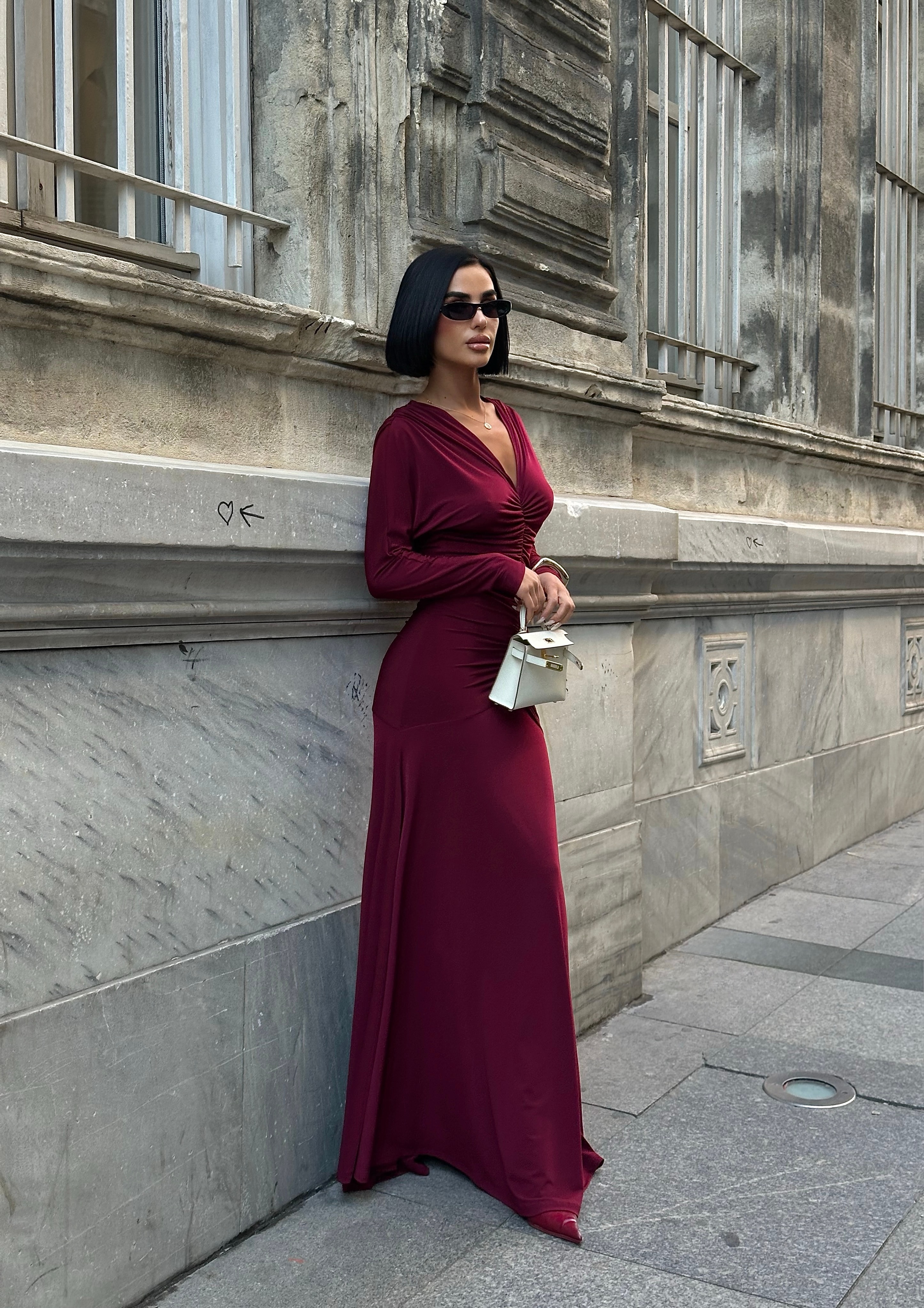 DÜŞÜK OMUZ YARASA KOL DETAYLI BÜZGÜLÜ ELBİSE