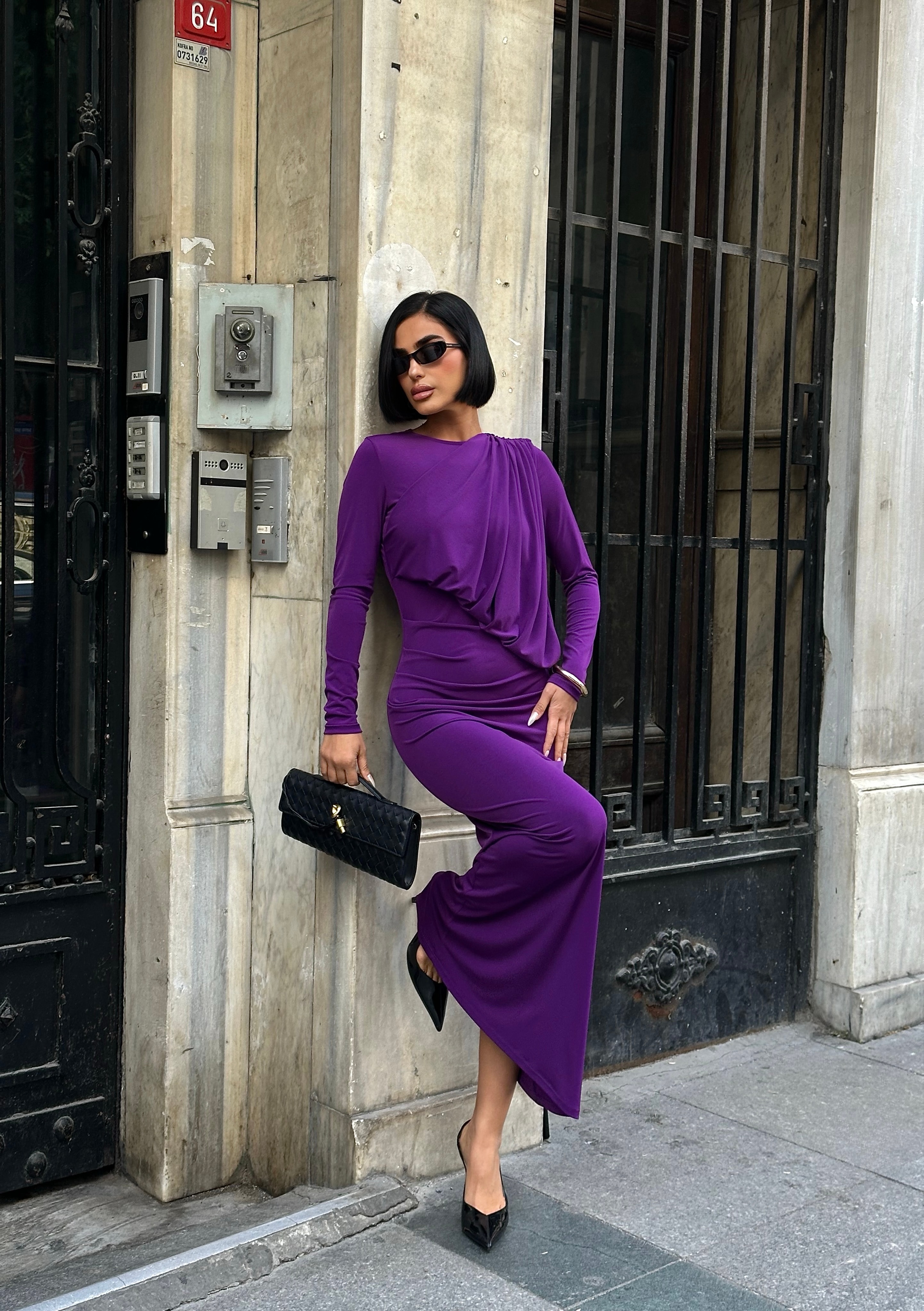 OMUZ BÜZGÜLÜ ELBİSE