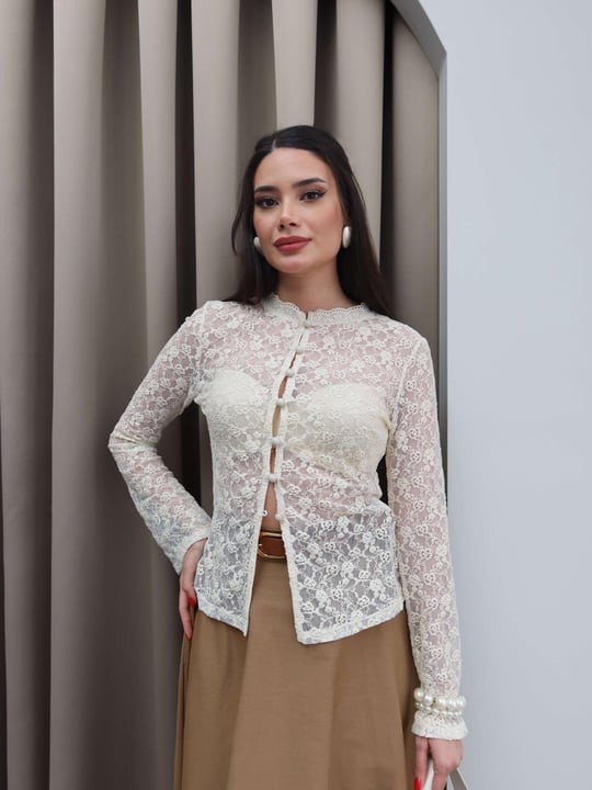 ŞERİTLİ DANTEL YAKA DETAYLI BLUZ