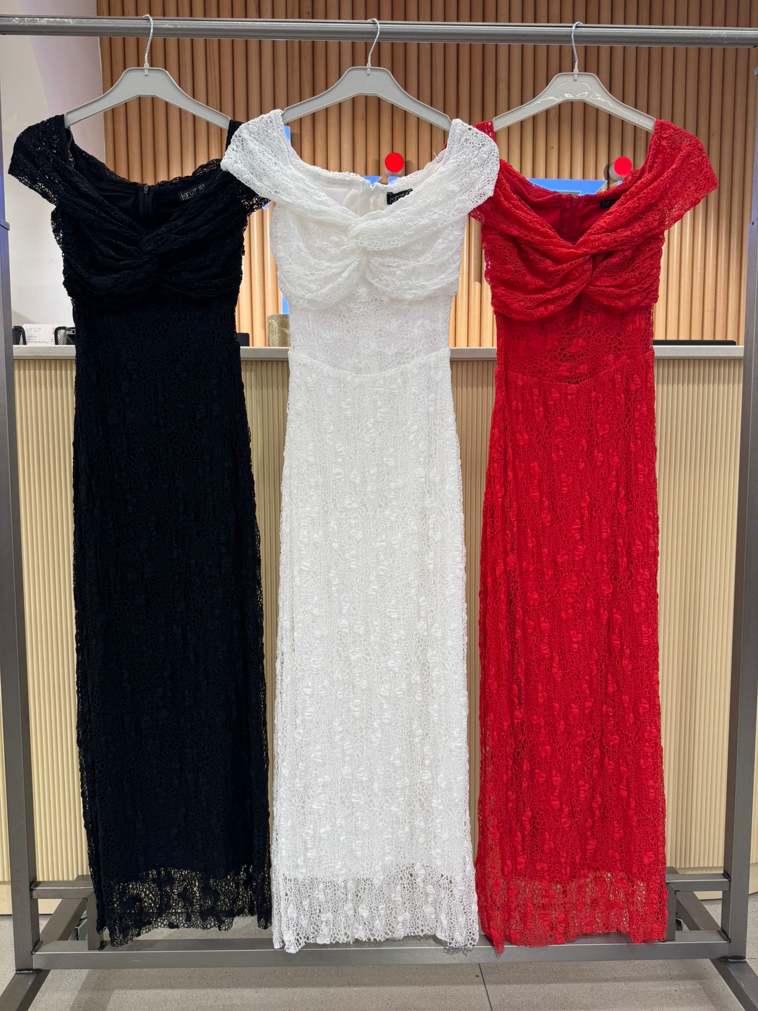 DÜĞÜMLÜ KAYIK YAKA DETAYLI DANTEL ELBİSE