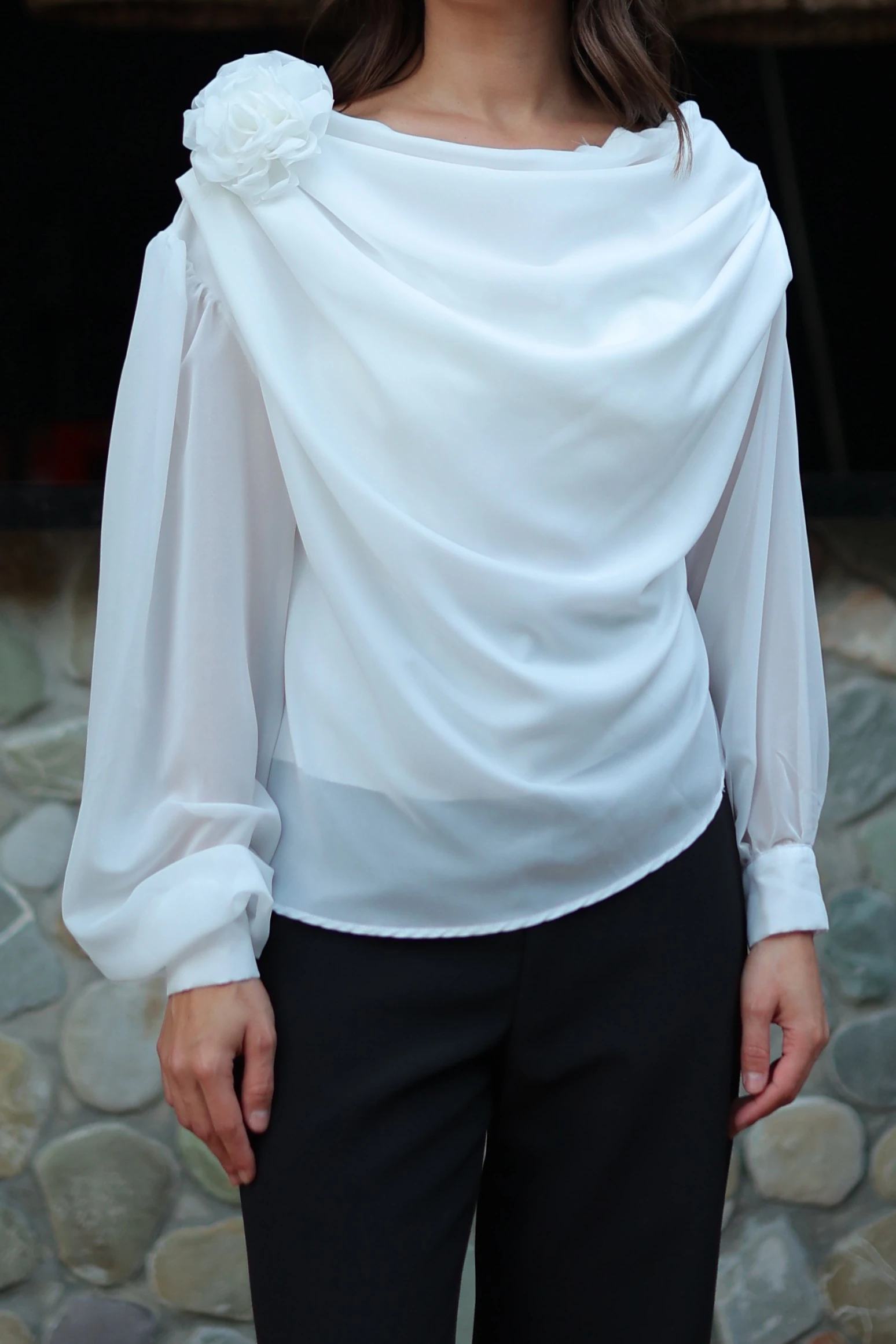 OMUZ GÜL DETAYLI BLUZ