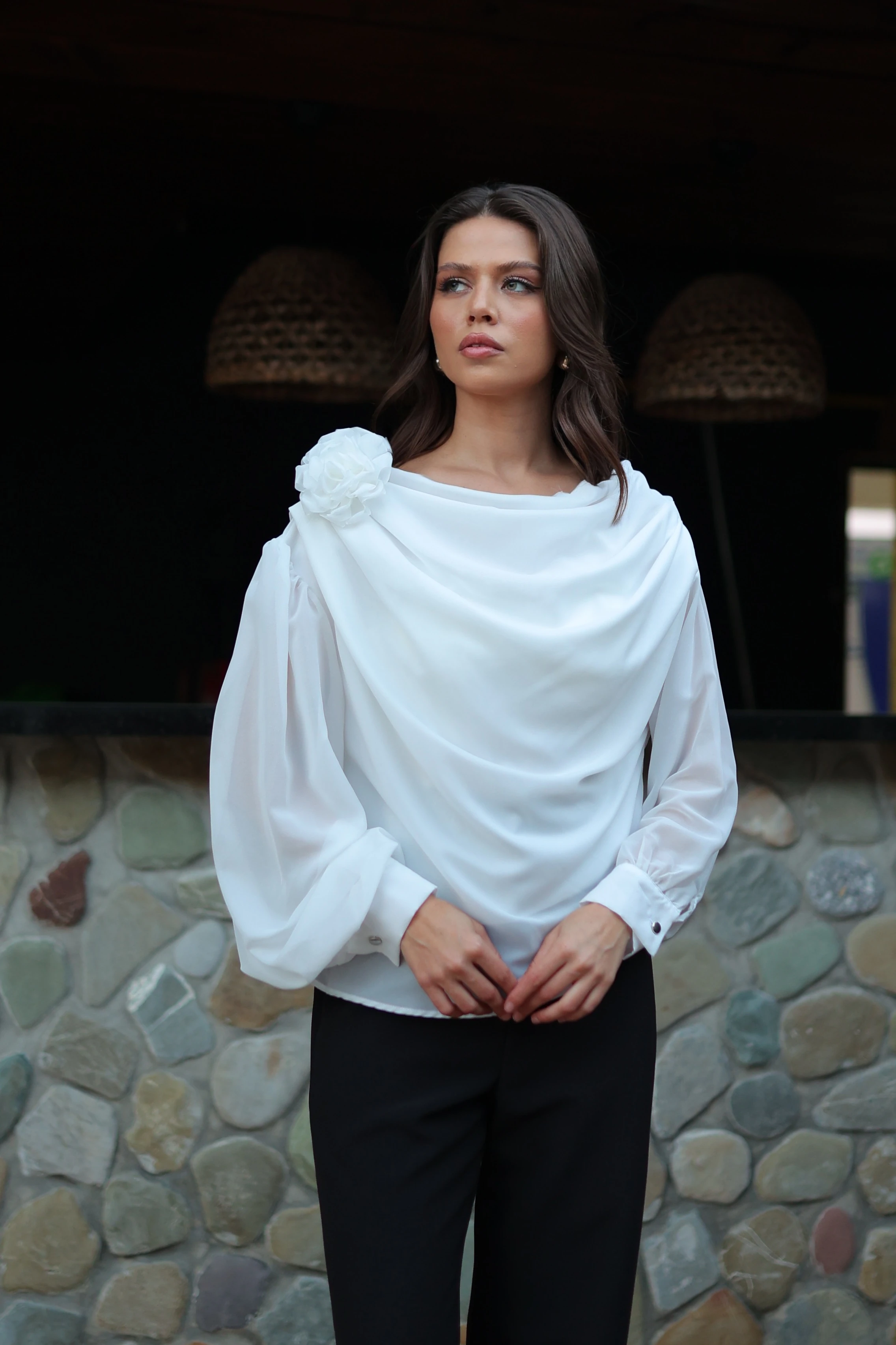 OMUZ GÜL DETAYLI BLUZ