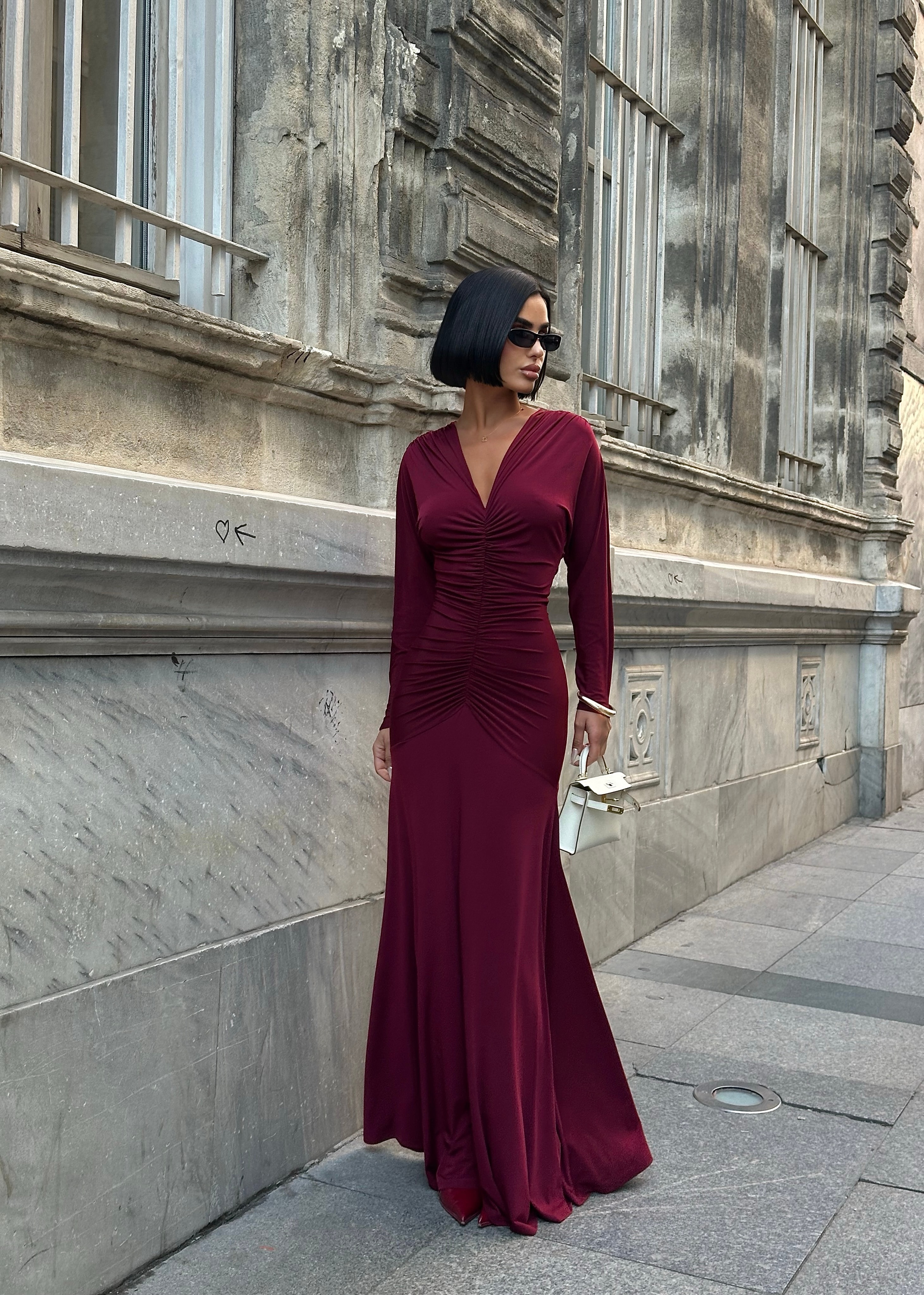 DÜŞÜK OMUZ YARASA KOL DETAYLI BÜZGÜLÜ ELBİSE