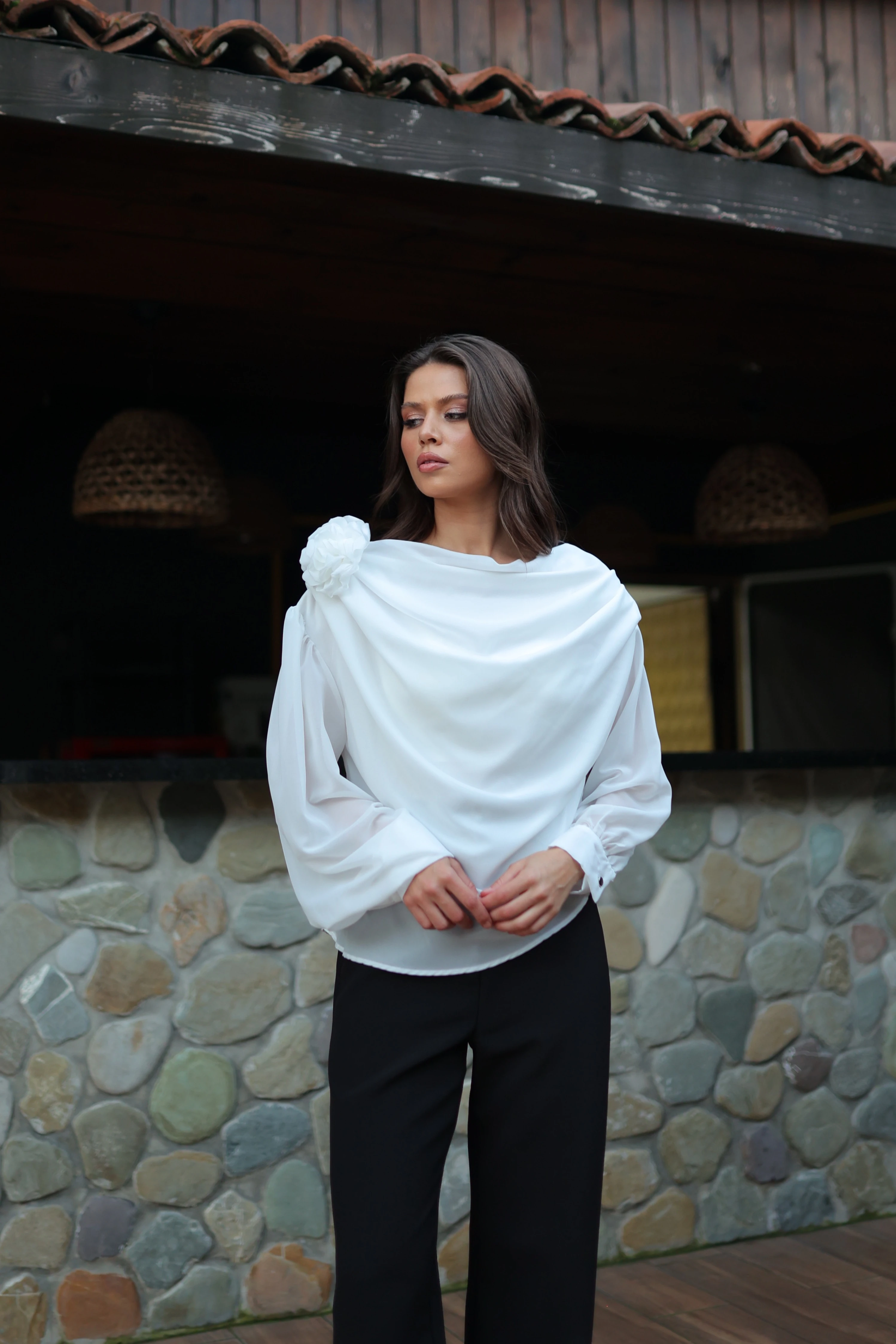 OMUZ GÜL DETAYLI BLUZ