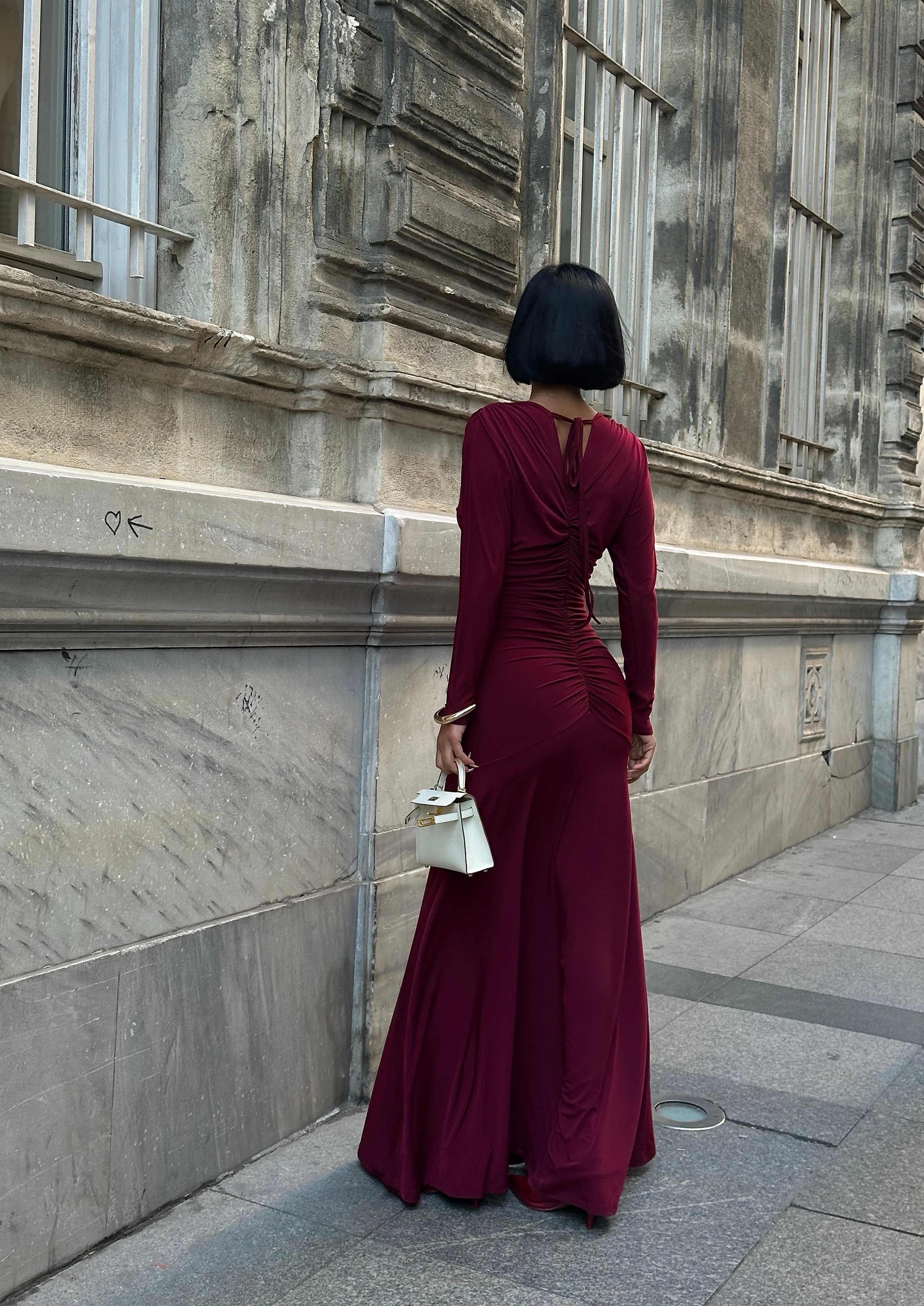 DÜŞÜK OMUZ YARASA KOL DETAYLI BÜZGÜLÜ ELBİSE