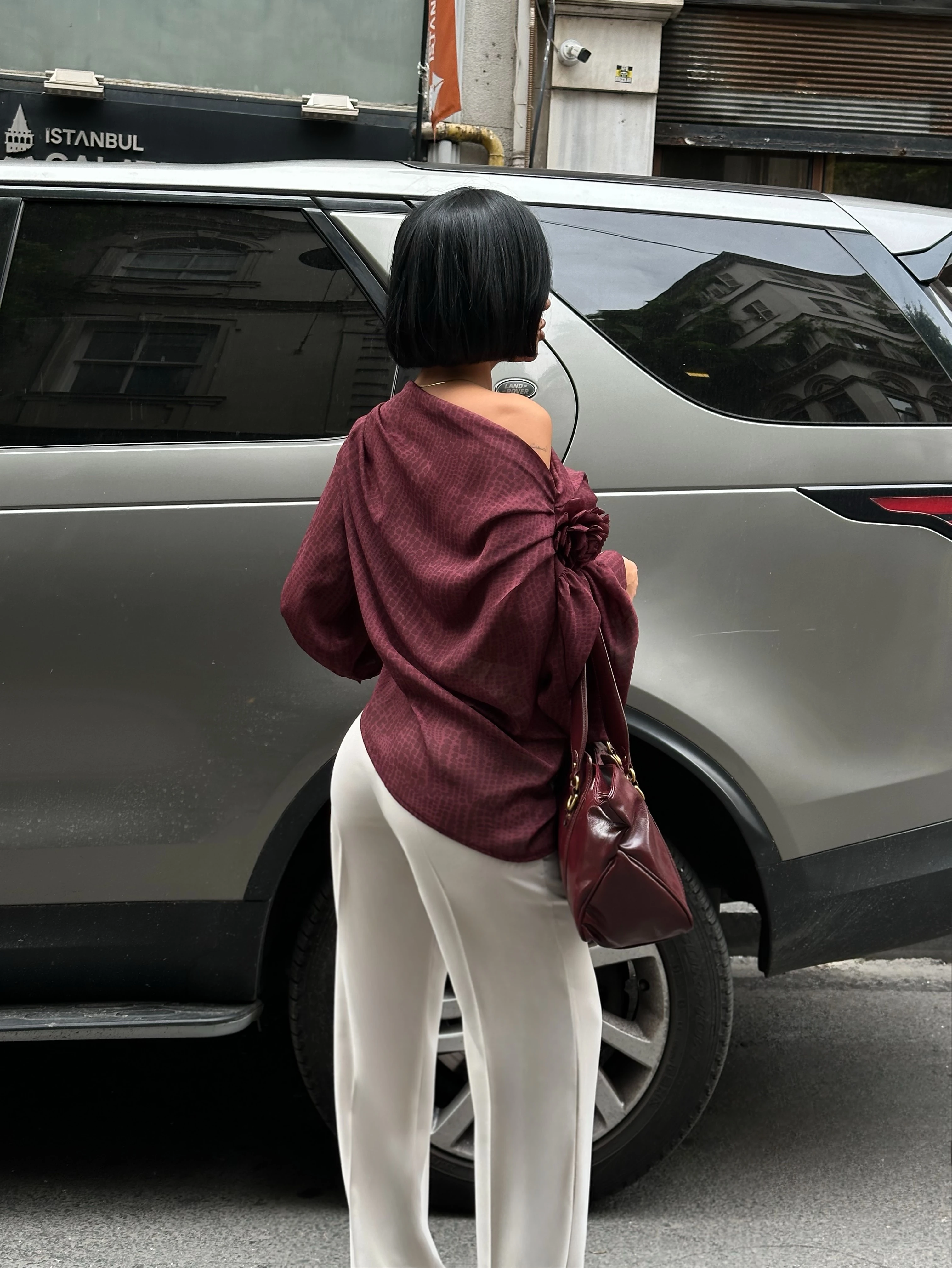 DÜŞÜK KOL OMUZ PİLELİ DETAYLI UZUN KOL BLUZ