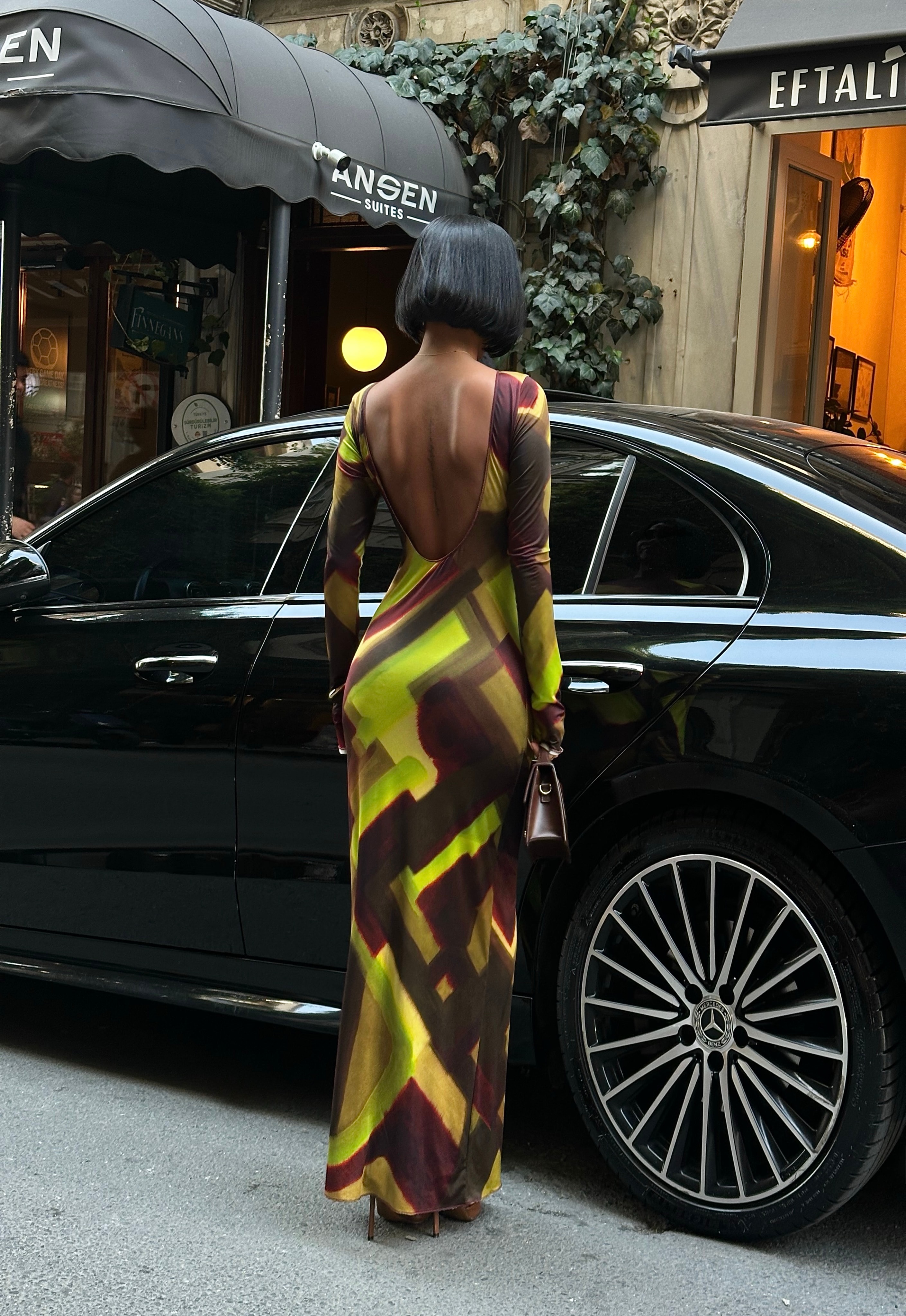 DEKOLTE SIRT DESENLİ UZUN ELBİSE