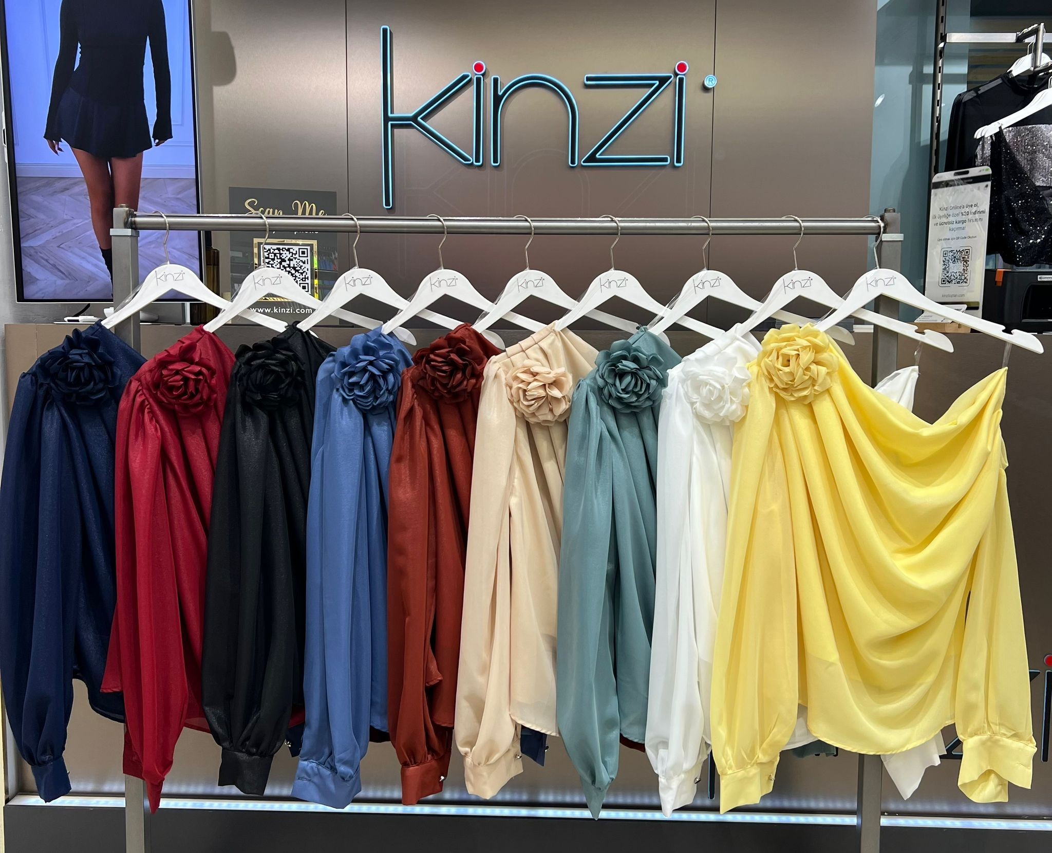 OMUZ GÜL DETAYLI BLUZ