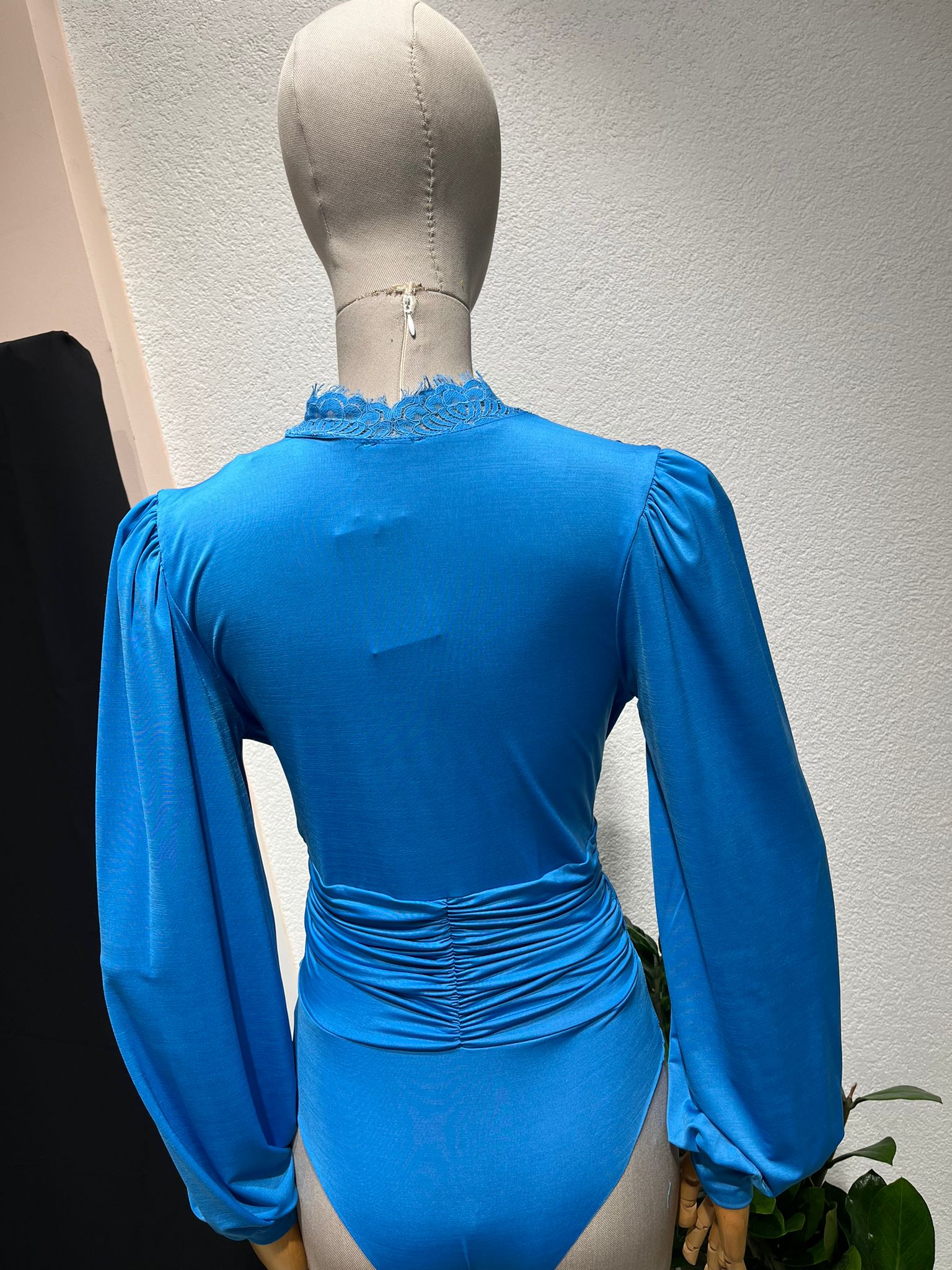 YAKA DANTELLİ ZIBINLI BLUZ