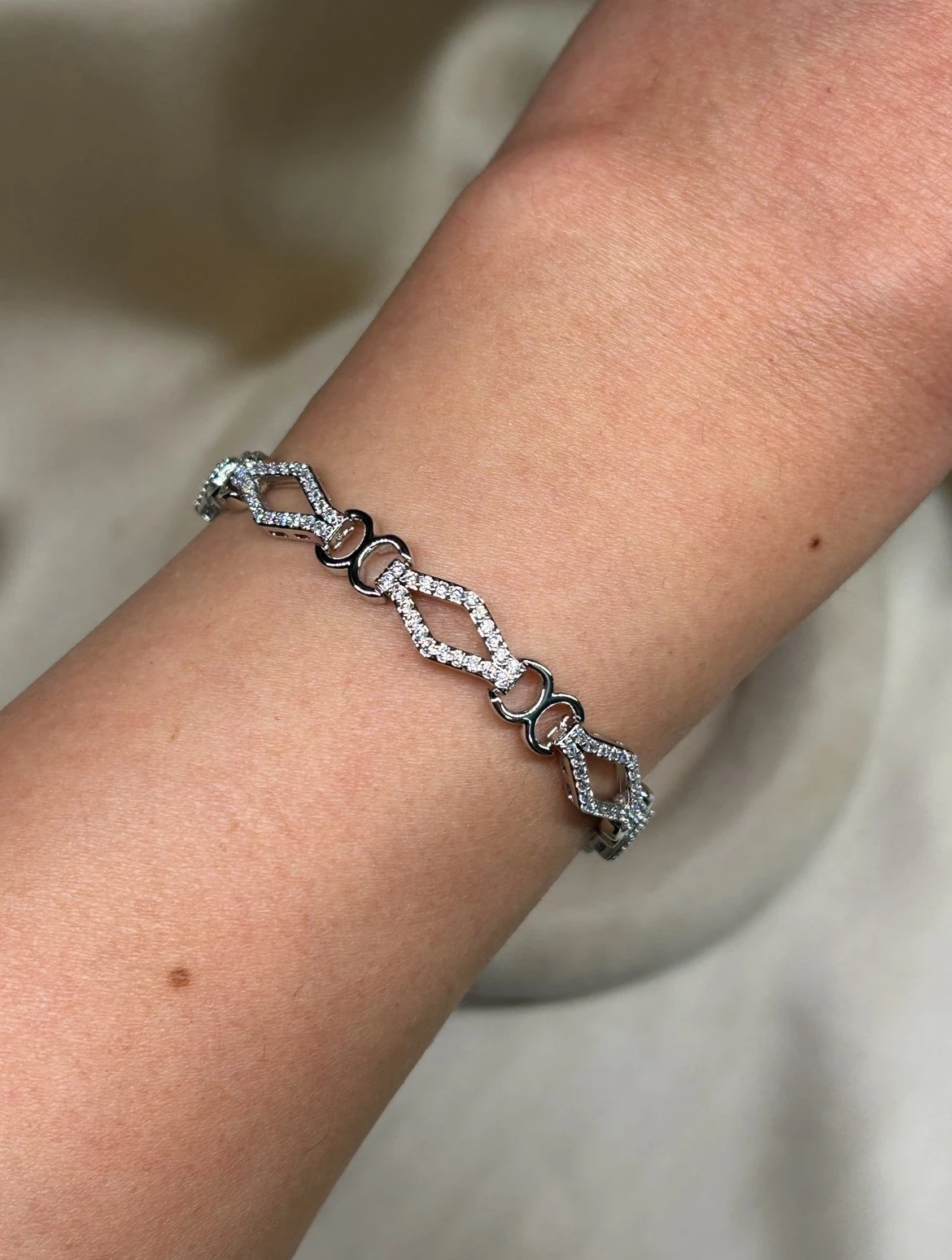 Dörtgen Model Taşlı Bileklik ( gümüş renk )