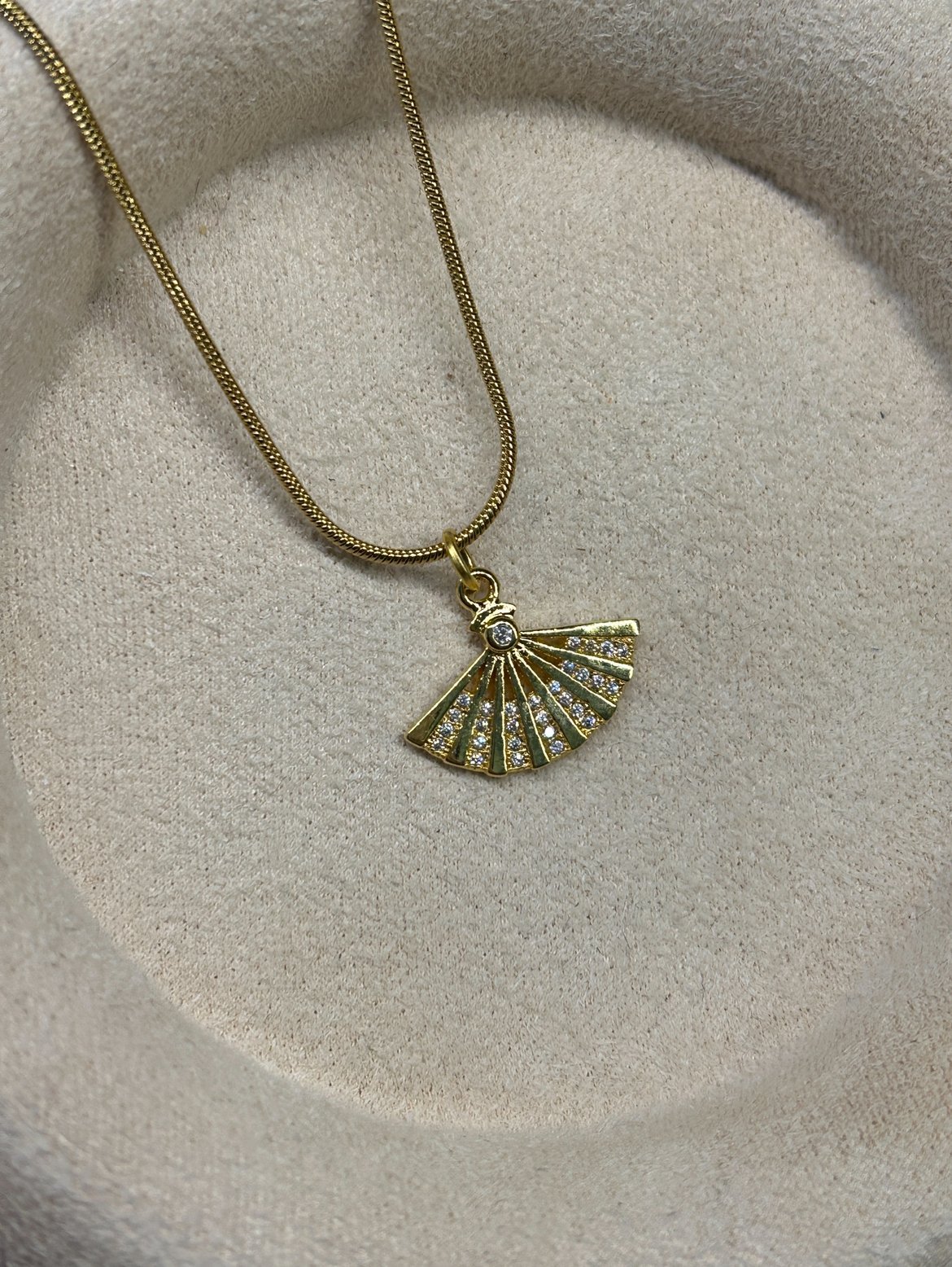 Taşlı Yelpaze Kolye