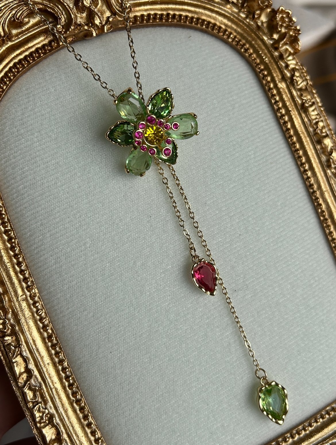 Yeşil Taşlı Çiçek Model Kolye