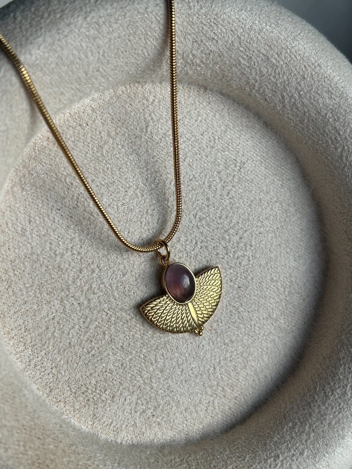 Mor Taş Yelpaze Model Çelik Kolye