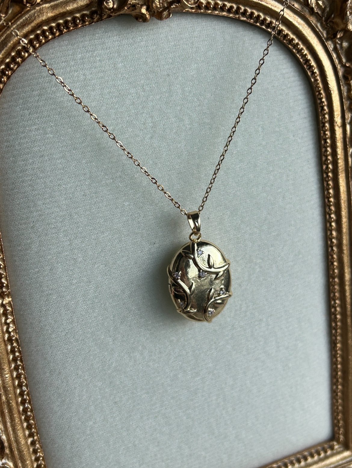 İçi Açılabilir Çiçek Model Kolye