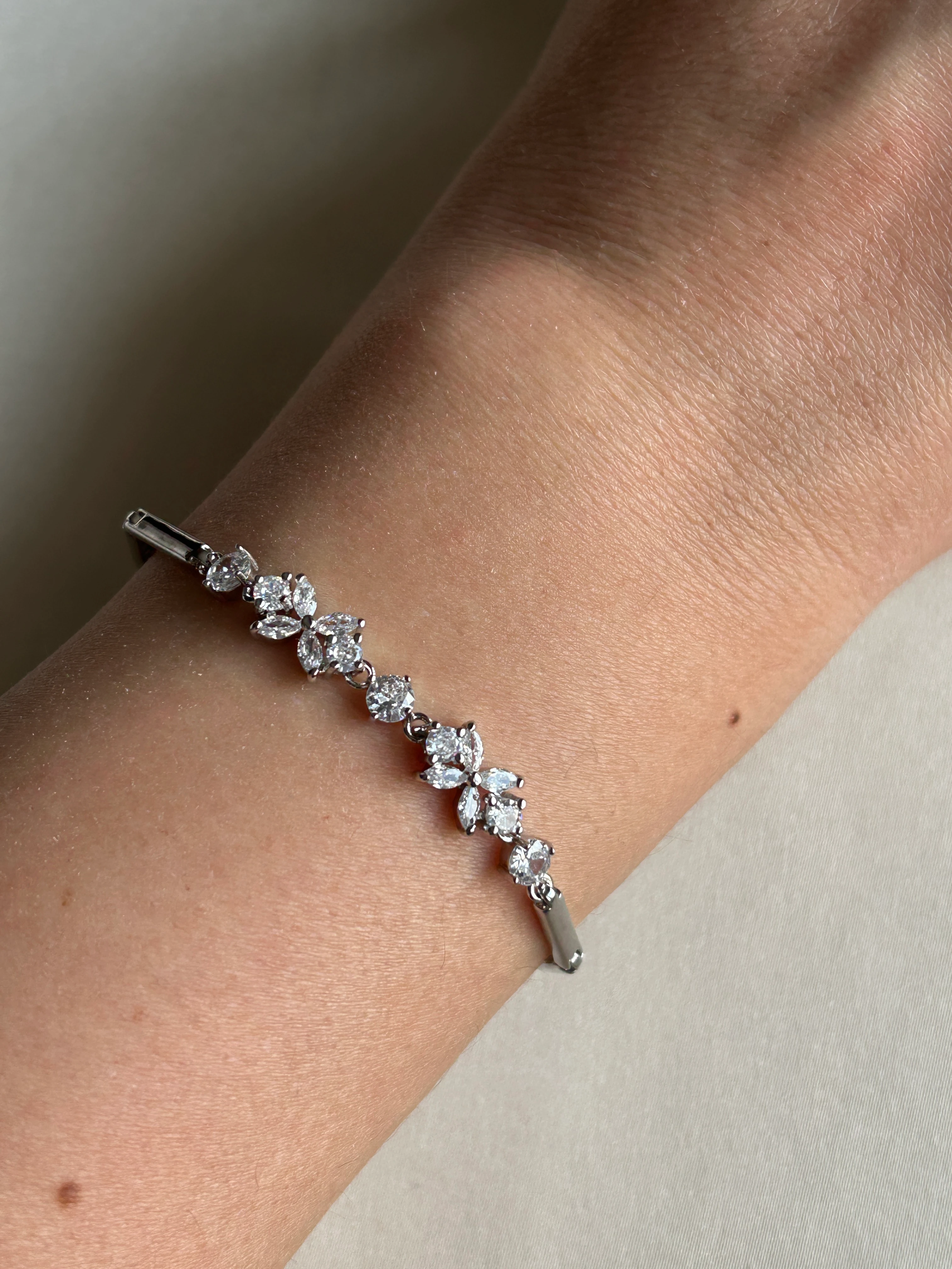 Taşlı Çiçek Motif Bileklik ( gümüş renk )