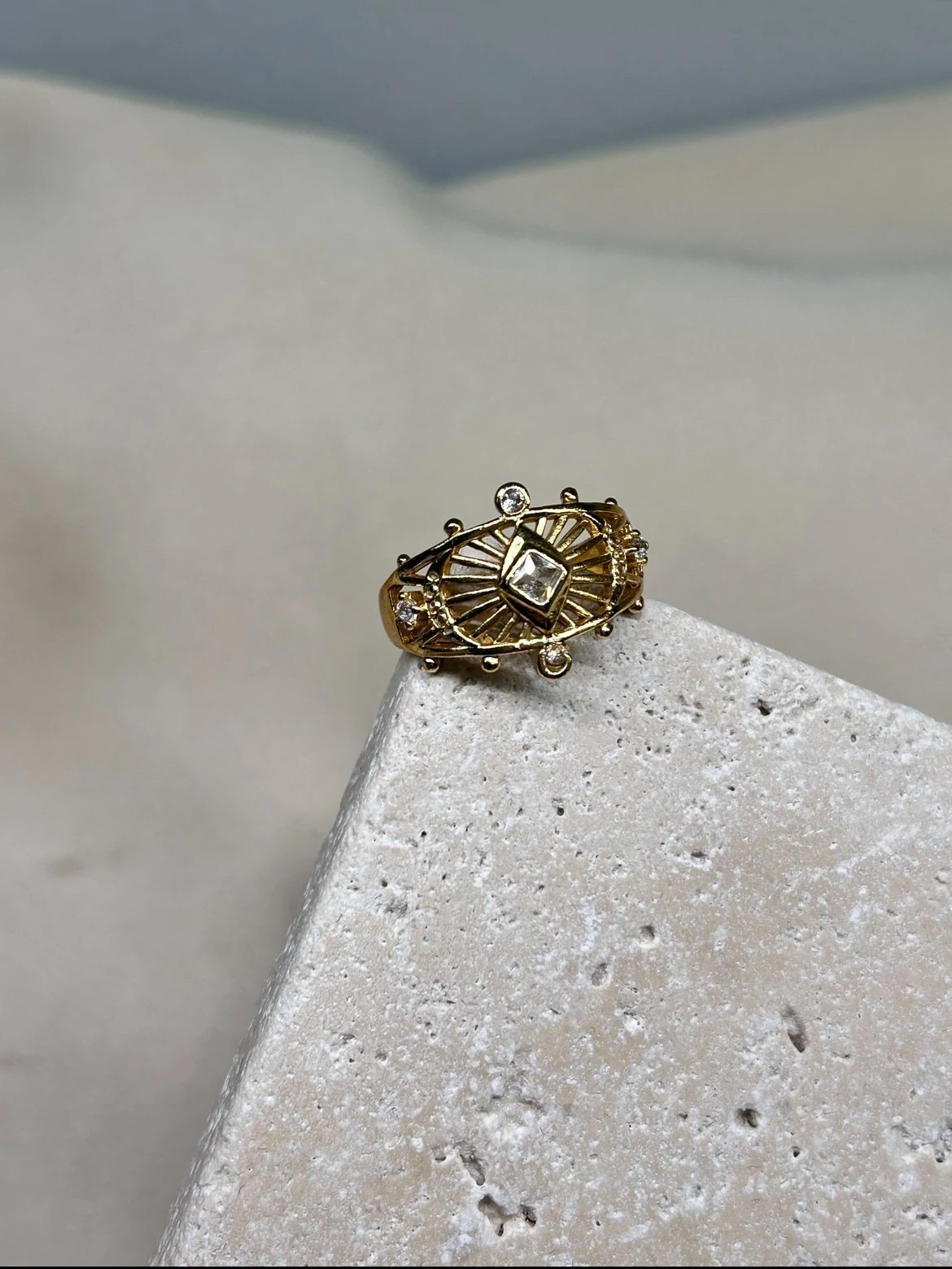 Beyaz Taş Dörtgen Kesim Yüzük