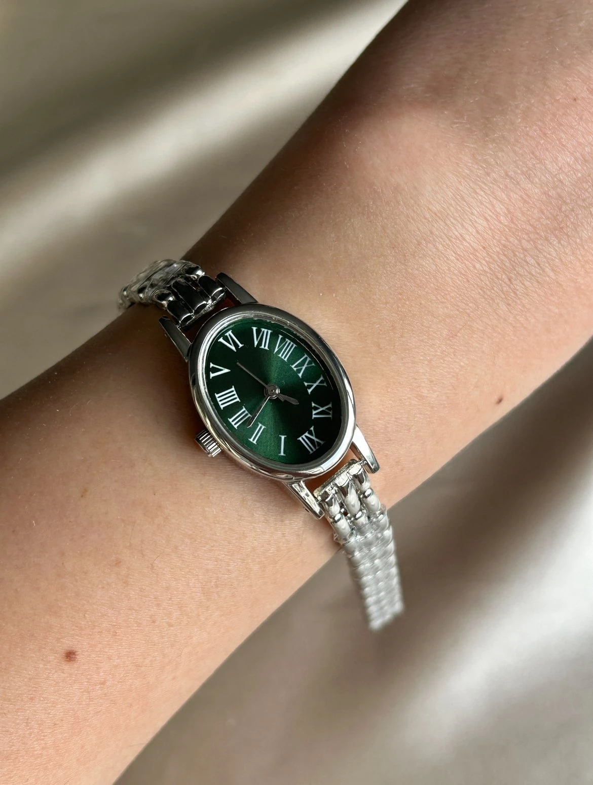 Oval Model Yeşil Kadran Saat ( gümüş renk )