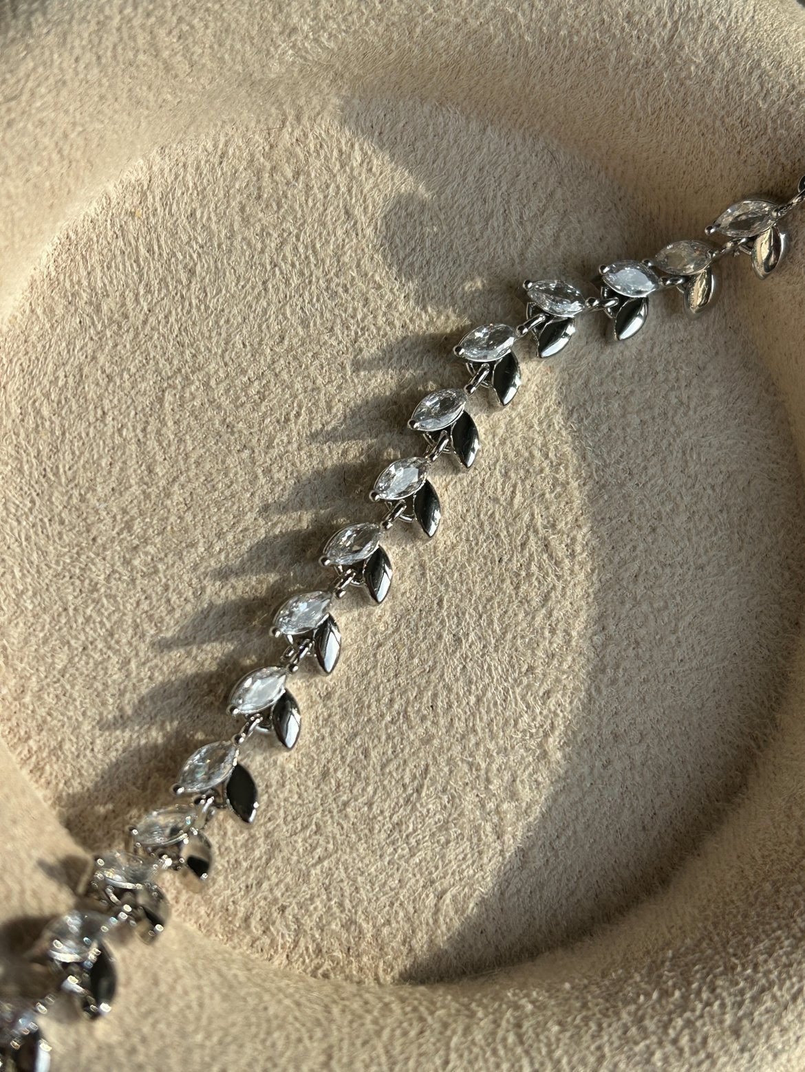 Yaprak Model Taşlı Bileklik ( gümüş renk )