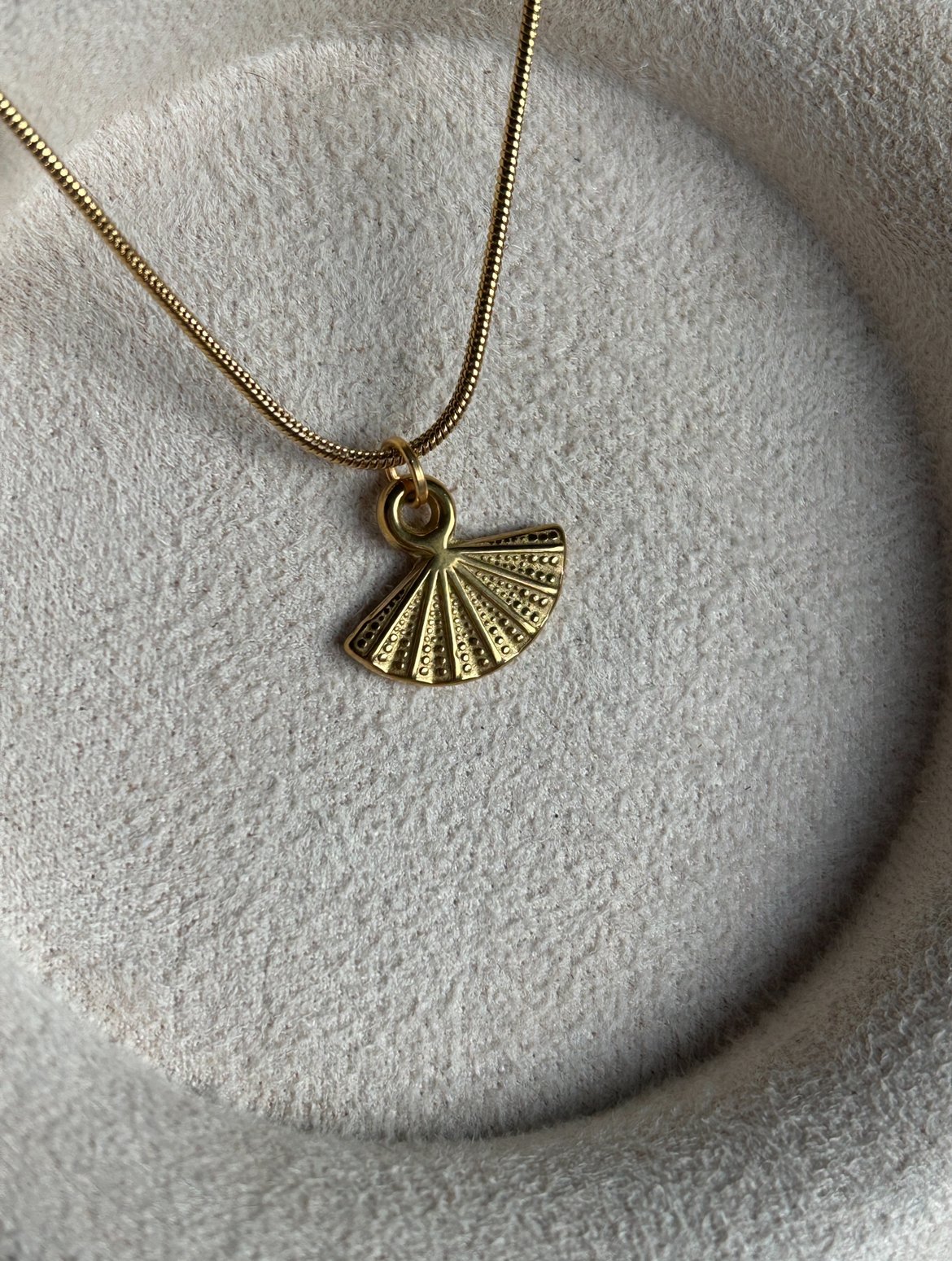 Çelik Yelpaze Model Kolye