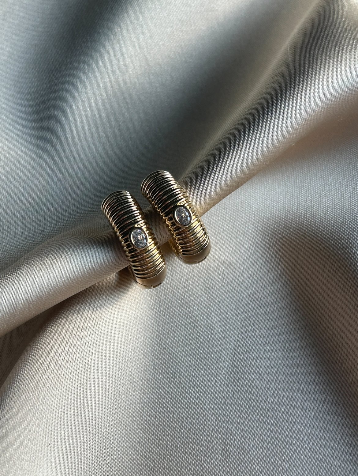 Halka Model Ortası Taş Küpe ( 14k Renk )