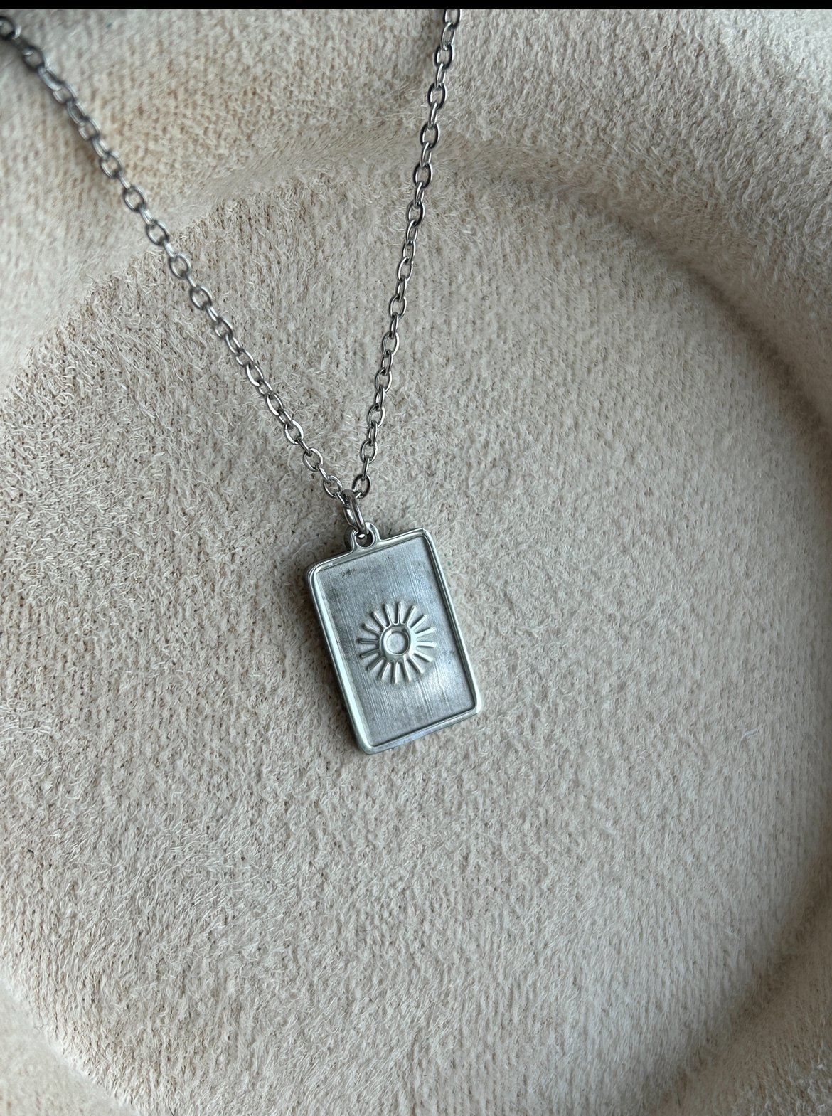 Mini Güneş Plaka Kolye ( gümüş renk )