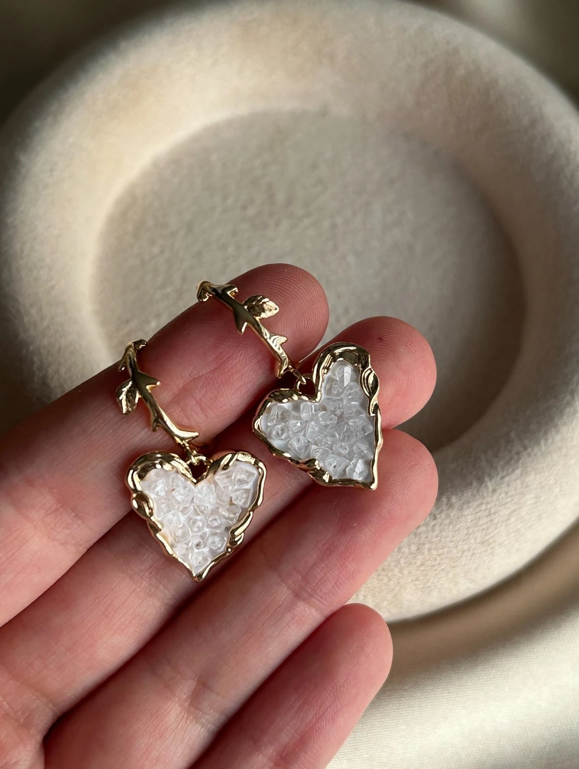 Beyaz Taşlı Sallantı Kalp Küpe