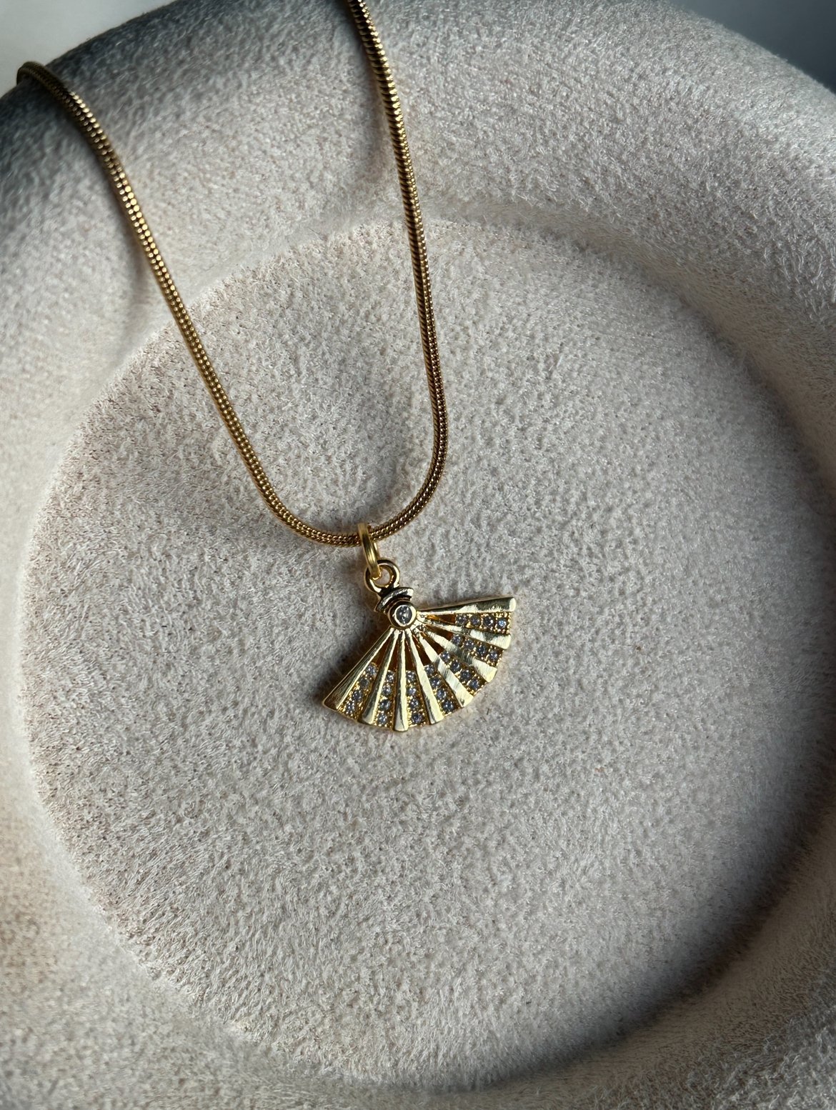 Taşlı Yelpaze Kolye